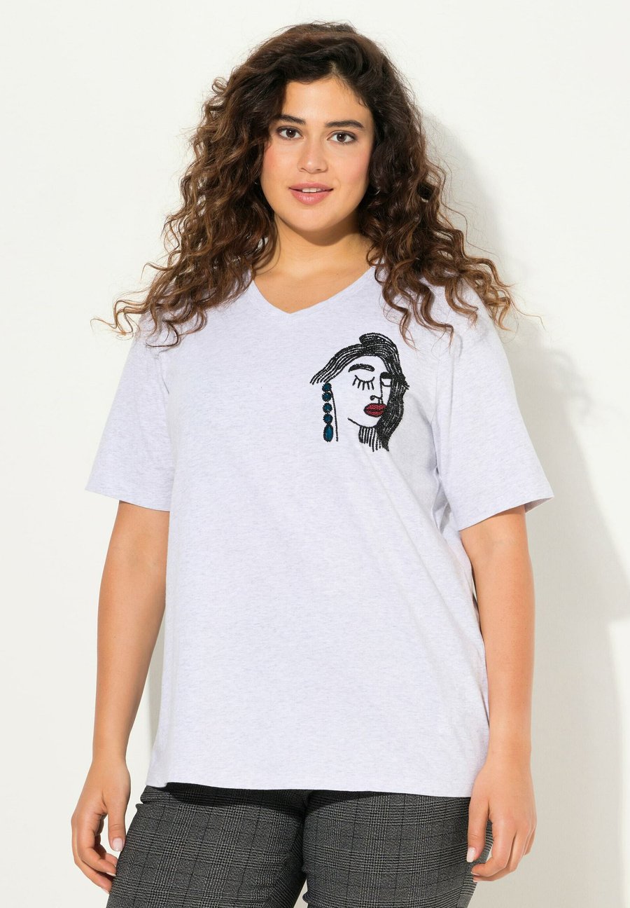 Футболка Ulla Popken EMBROIDERED FACE MOTIF SHORT SLEEVE, Light Gray Melange/Mottled Light Grey, Серый, Футболка Ulla Popken EMBROIDERED FACE MOTIF SHORT SLEEVE, Light Gray Melange/Mottled Light Grey
Футболка Ulla Popken EMBROIDERED FACE MOTIF SHORT SLEEVE, Light Gray Melange/Mottled Light Grey, Серый, Футболка Ulla Popken EMBROIDERED FACE MOTIF SHORT SLEEVE, Light Gray Melange/Mottled Light Grey