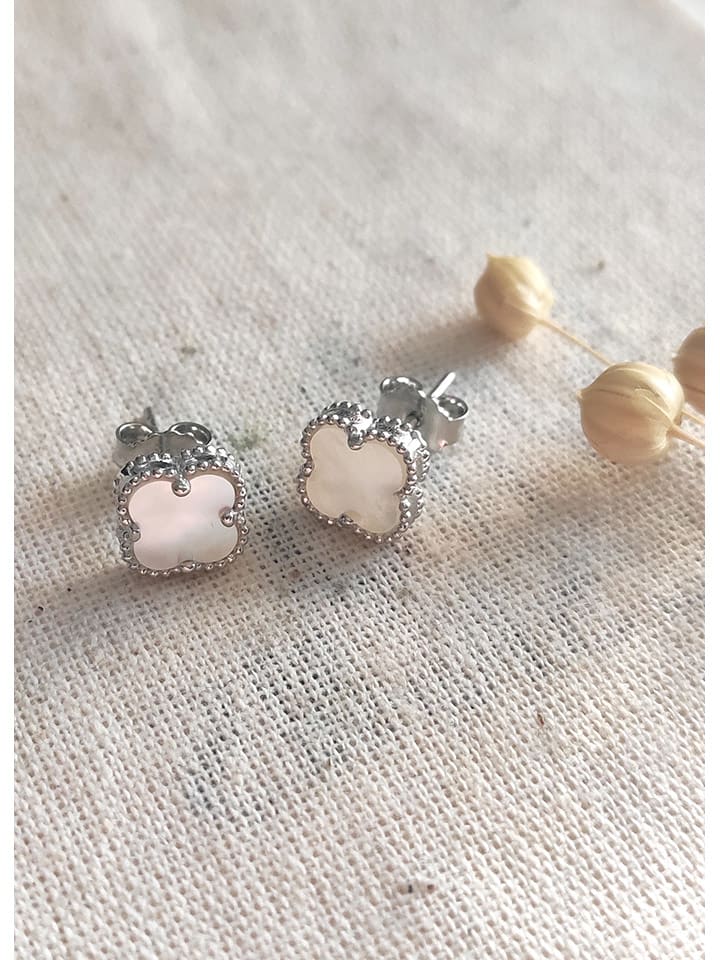 Miu Silver Серебряные серьги-гвоздики с перламутровыми вставками
Miu Silver Серебряные серьги-гвоздики с перламутровыми вставками