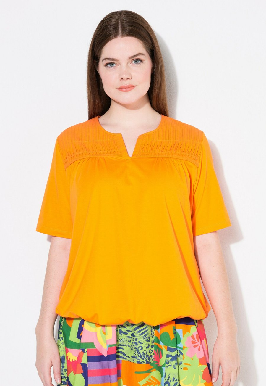 Футболка Ulla Popken SHORT SLEEVE YOKE SPLIT NECK, Bold Orange/Orange, Оранжевый, Футболка Ulla Popken SHORT SLEEVE YOKE SPLIT NECK, Bold Orange/Orange
Футболка Ulla Popken SHORT SLEEVE YOKE SPLIT NECK, Bold Orange/Orange, Оранжевый, Футболка Ulla Popken SHORT SLEEVE YOKE SPLIT NECK, Bold Orange/Orange