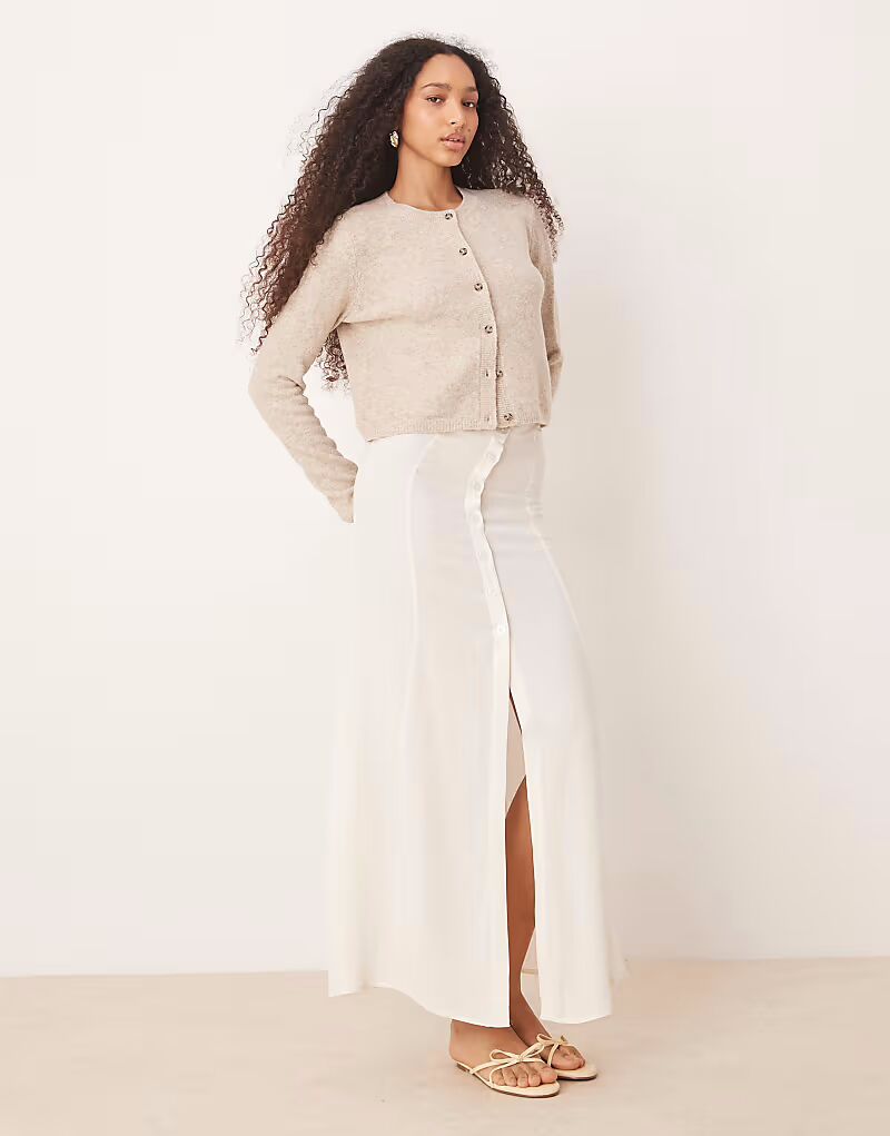 Юбка макси из льняной смеси цвета слоновой кости с пуговицами Asos Design
Юбка макси из льняной смеси цвета слоновой кости с пуговицами Asos Design