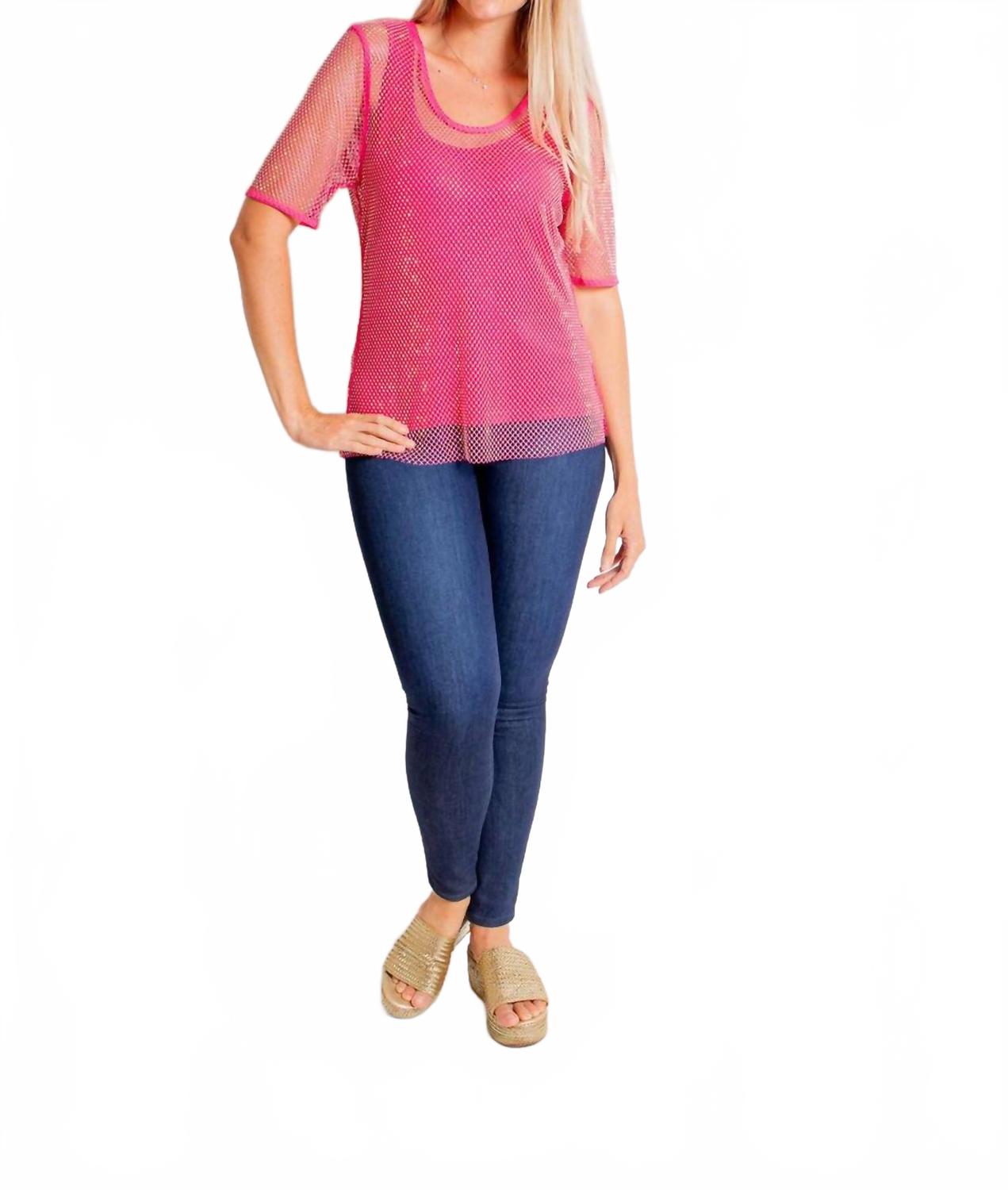 Розовый топ с драгоценными камнями и сеткой AZI
Розовый топ с драгоценными камнями и сеткой AZI