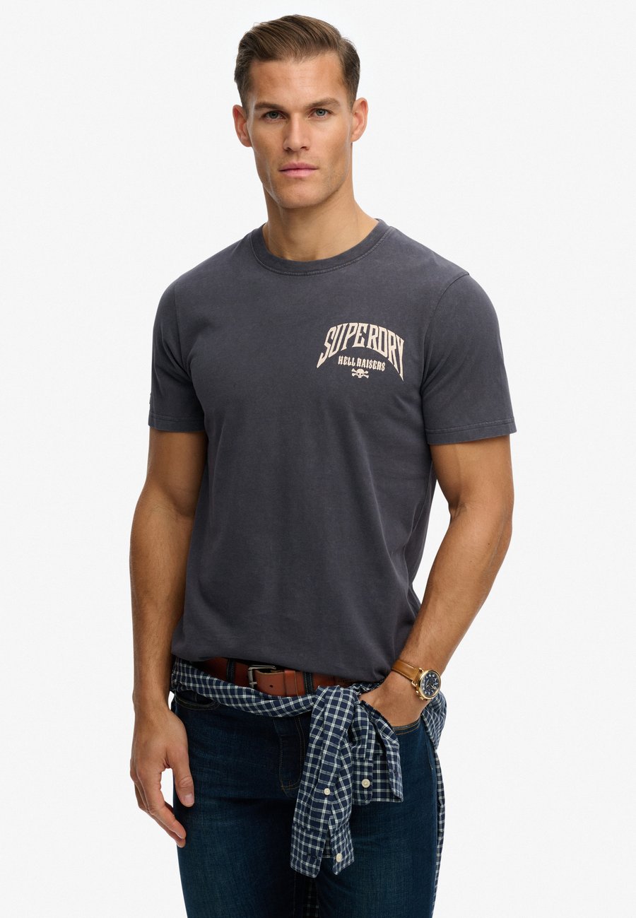 Футболка Superdry & Co BIKER ROCK, Heavy Backstage Black/Grey, Черный, Футболка Superdry & Co BIKER ROCK, Heavy Backstage Black/Grey
Футболка Superdry & Co BIKER ROCK, Heavy Backstage Black/Grey, Черный, Футболка Superdry & Co BIKER ROCK, Heavy Backstage Black/Grey