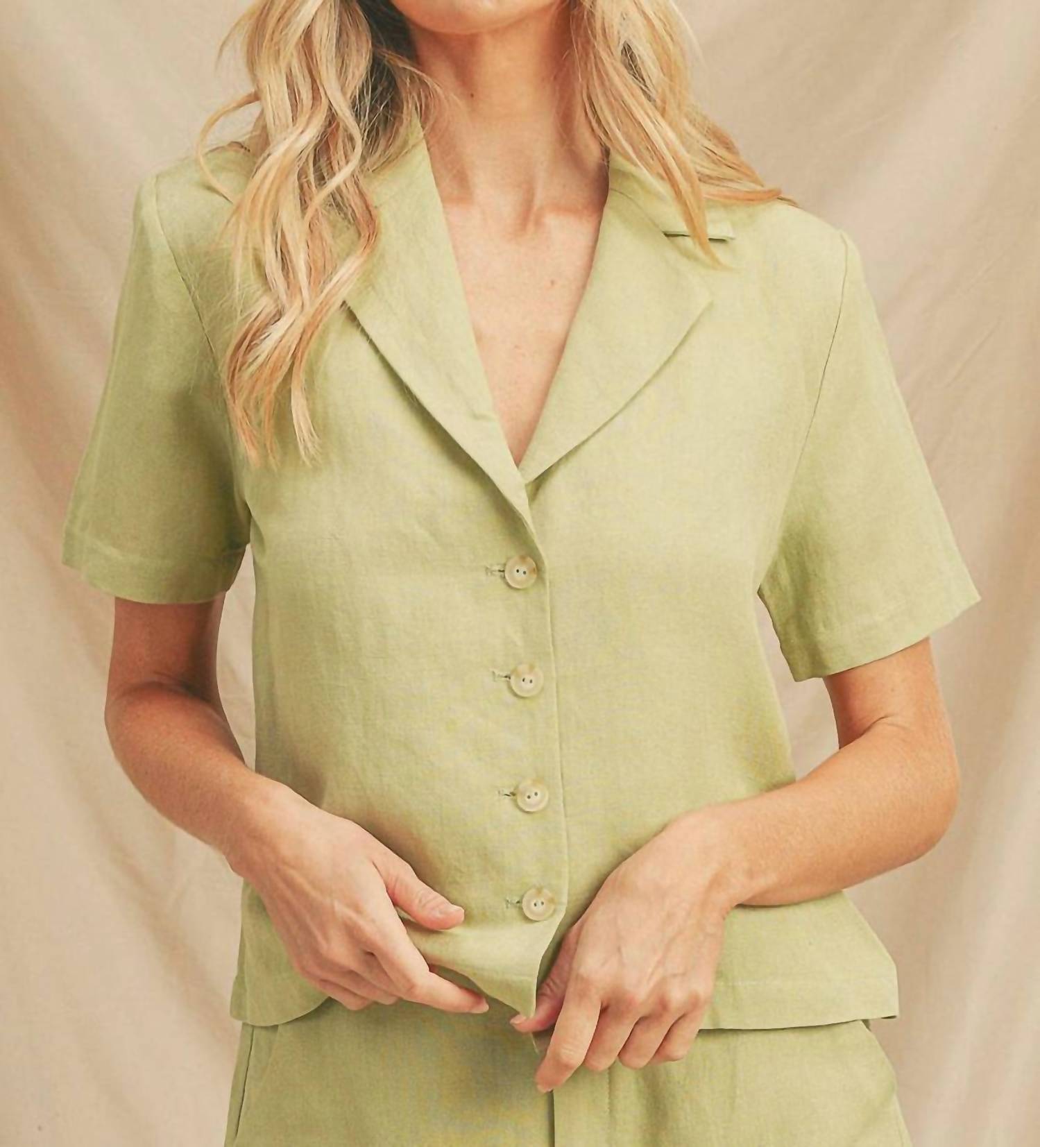 Топ с воротником на пуговицах цвета авокадо paper crane, цвет avocado
Топ с воротником на пуговицах цвета авокадо paper crane, цвет avocado