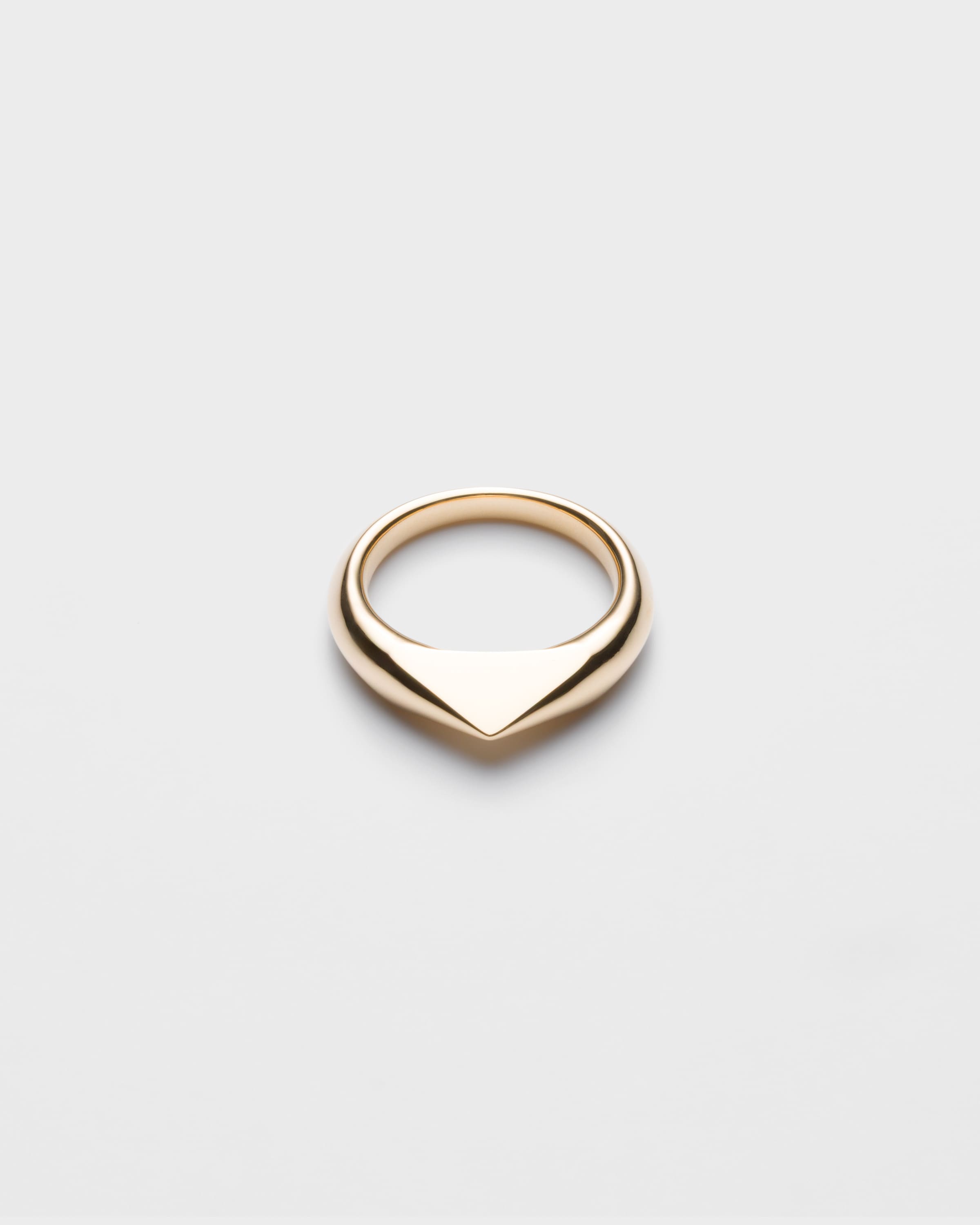 Prada Кольцо Eternal Gold из желтого золота
Prada Кольцо Eternal Gold из желтого золота