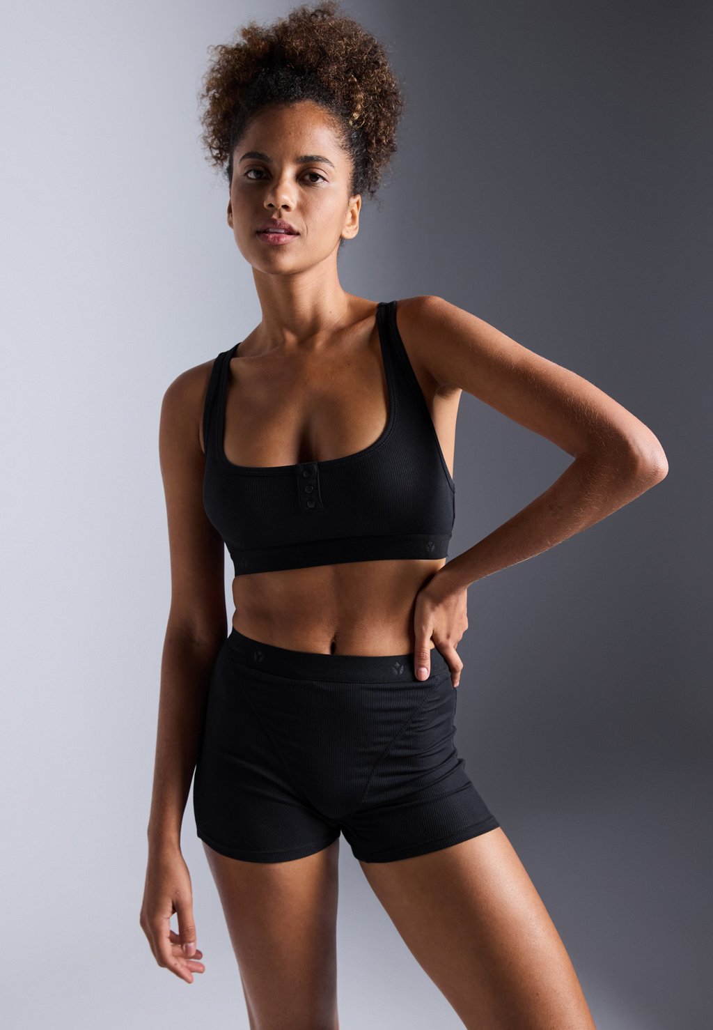 Спортивный бюстгальтер средней поддержки Even&Odd active, черный 
Спортивный бюстгальтер средней поддержки Even&Odd active, черный