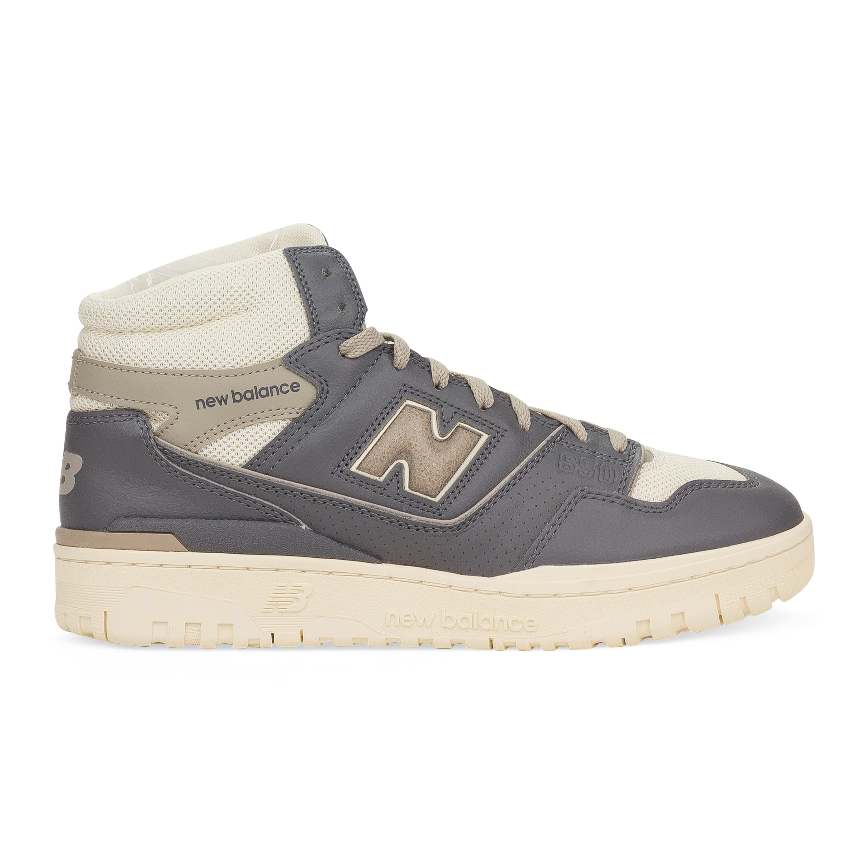 Серебряные кроссовки New Balance 650R AIME LEON DORE
Серебряные кроссовки New Balance 650R AIME LEON DORE