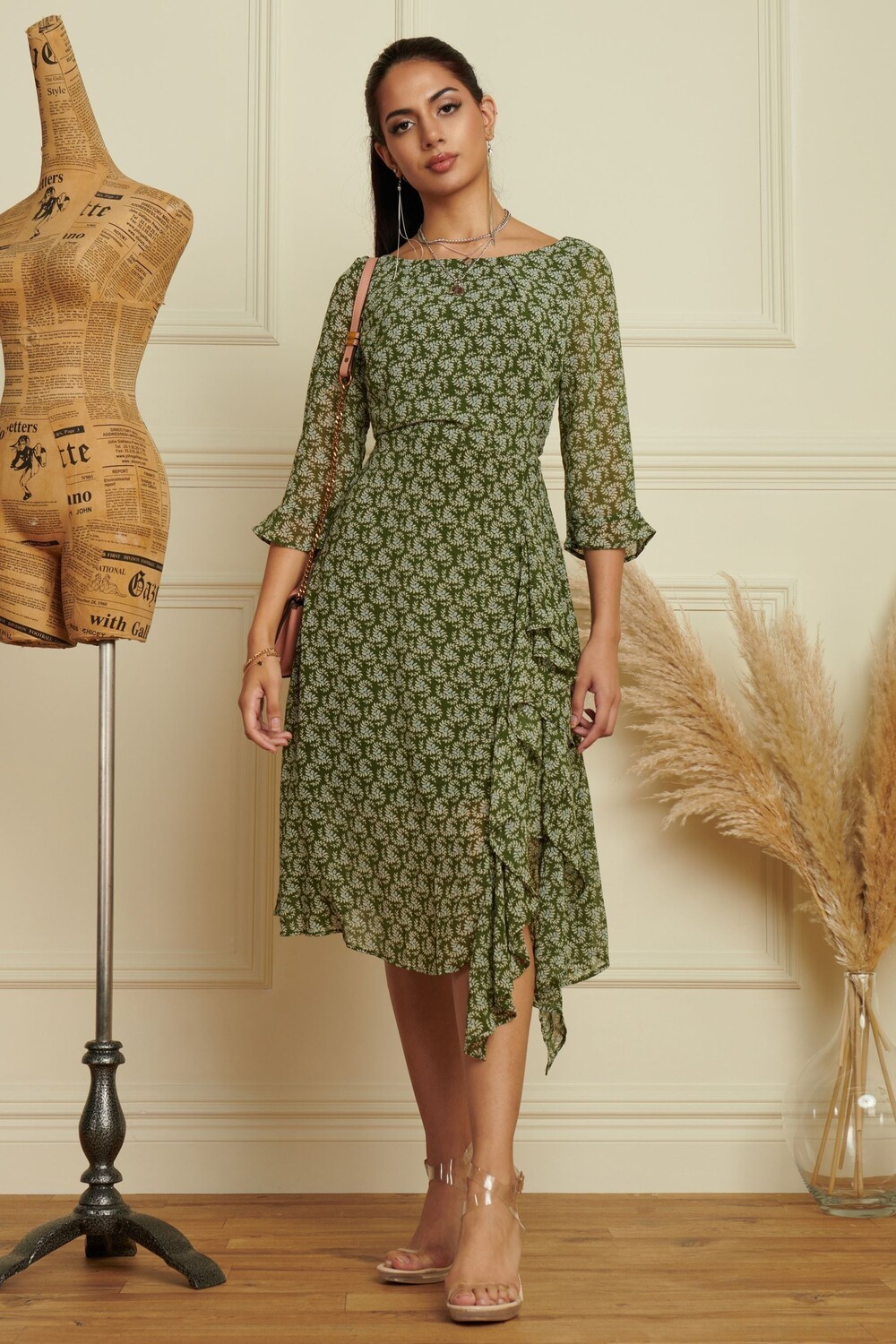 Платье миди из шифона с цветочным принтом и оборкой по подолу Jolie Moi, зеленый
Платье миди из шифона с цветочным принтом и оборкой по подолу Jolie Moi, зеленый