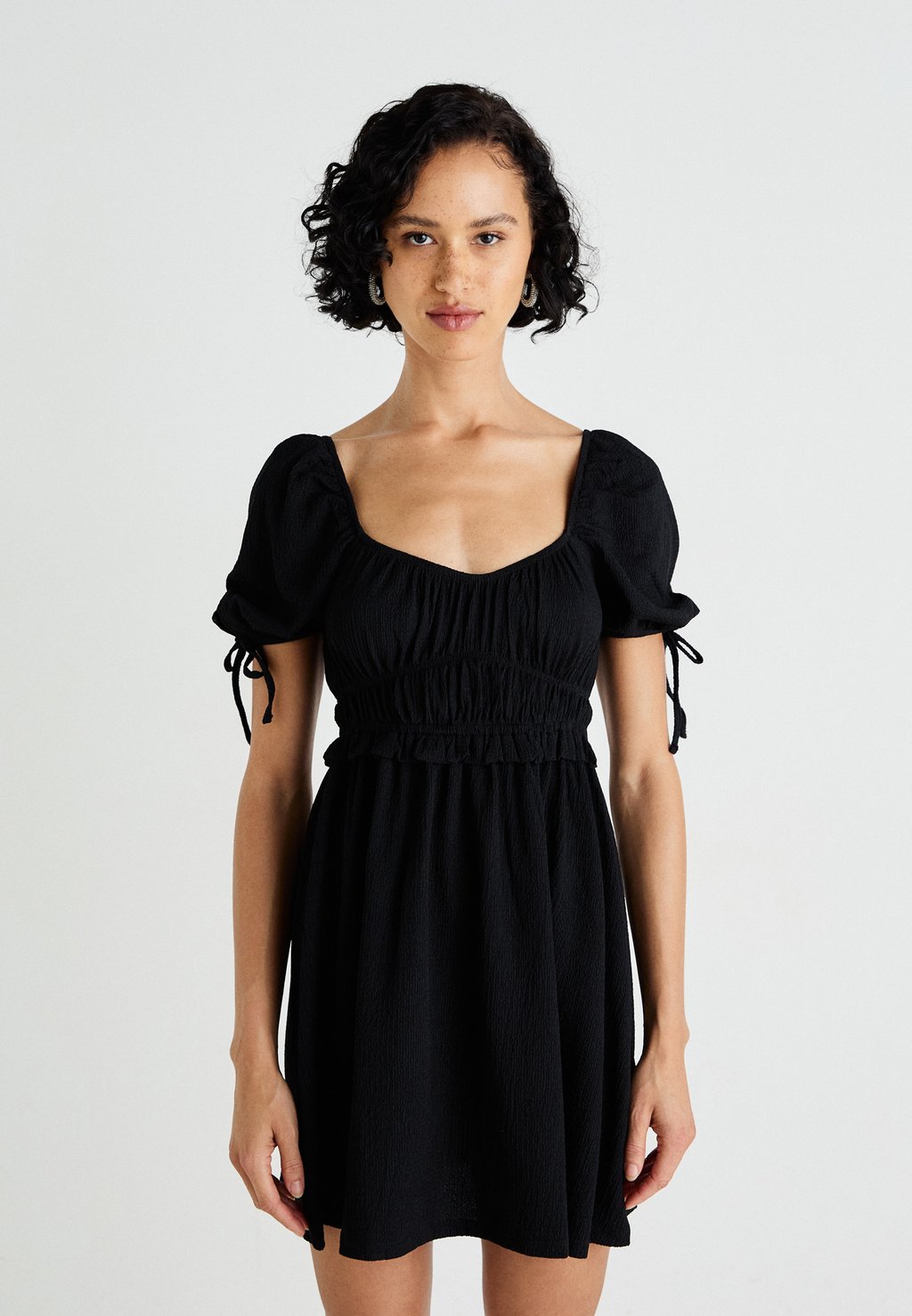 Повседневное платье PUFF SLEEVE DRESS Gina Tricot, черный
Повседневное платье PUFF SLEEVE DRESS Gina Tricot, черный