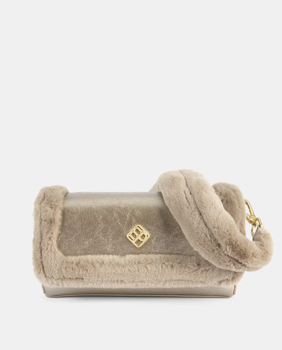 Металлическая сумка-багет с меховой аппликацией на клапане и магнитной застежкой Pepe Moll, золотой
Металлическая сумка-багет с меховой аппликацией на клапане и магнитной застежкой Pepe Moll, золотой