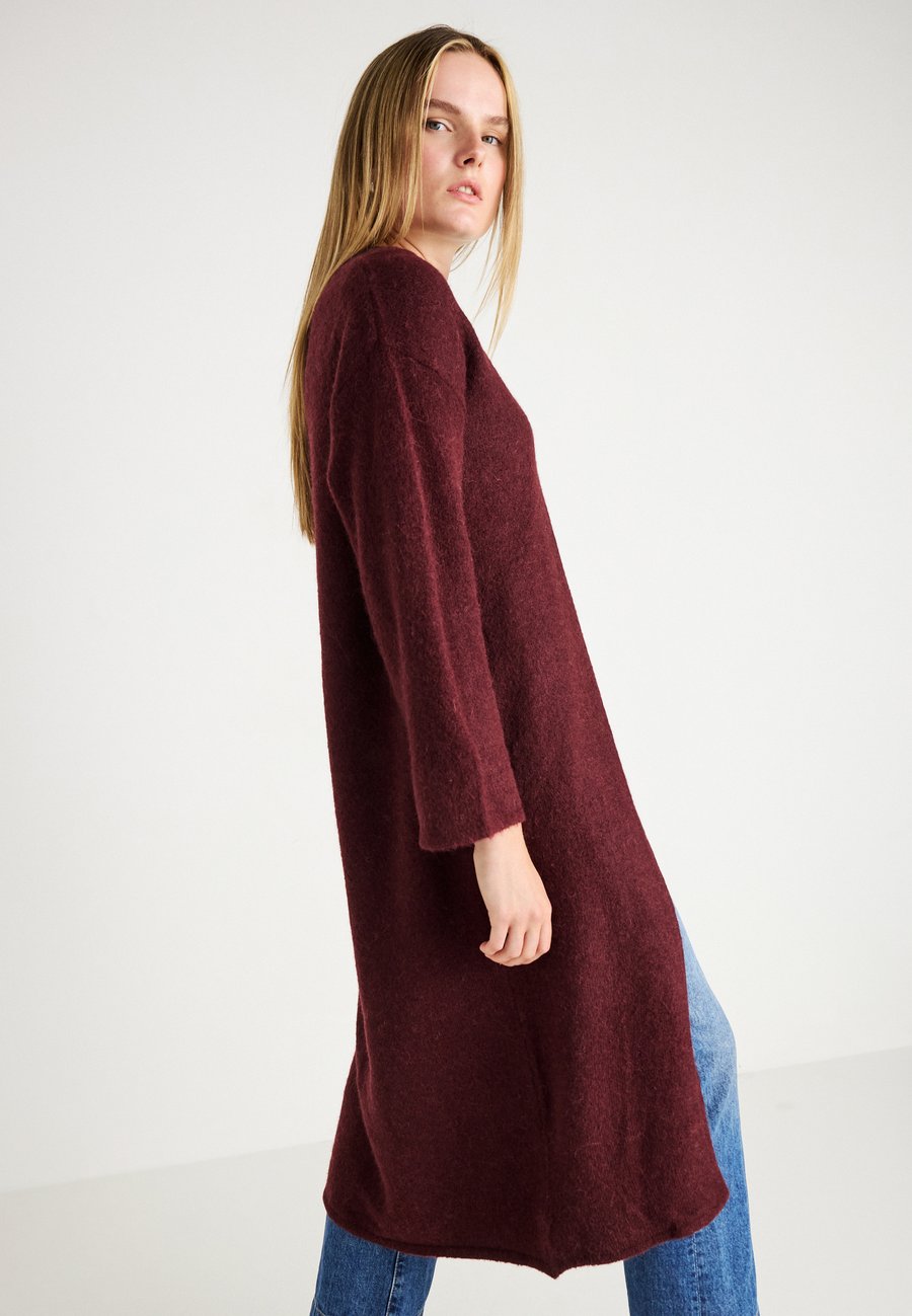 Кардиган Gina Tricot LONG CARDIGAN, Tawny Port/Dark Red
Кардиган Gina Tricot LONG CARDIGAN, Tawny Port/Dark Red
