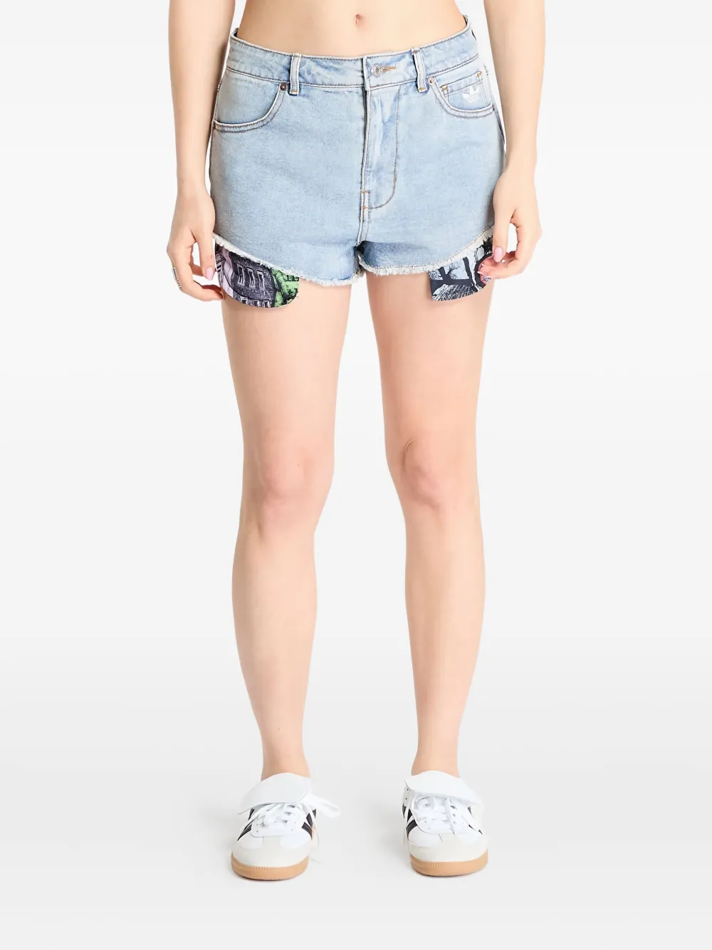 Джинсовые шорты с бахромой из коллаборации с Jeremy Scott Adidas, синий
Джинсовые шорты с бахромой из коллаборации с Jeremy Scott Adidas, синий