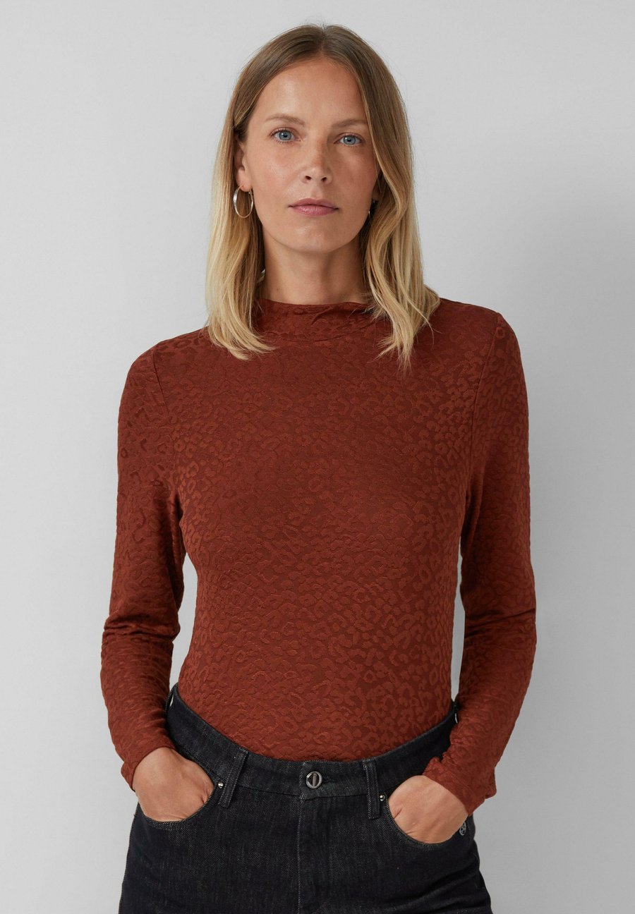 Топ s.Oliver BLACK LABEL LEICHT GLÄNZENDES, Rot/Dark Red
Топ s.Oliver BLACK LABEL LEICHT GLÄNZENDES, Rot/Dark Red