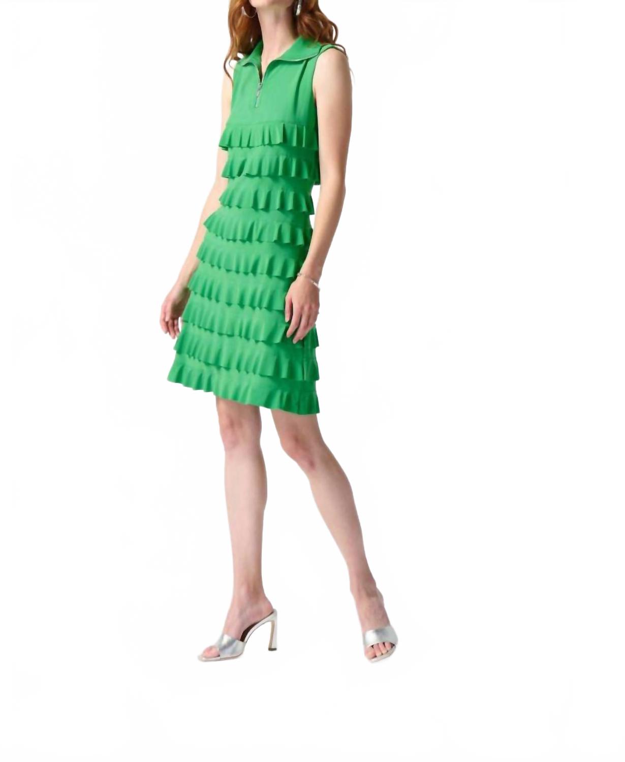 Многослойное платье-трапеция без рукавов с рюшами и молнией спереди в цвете островной зелени Joseph Ribkoff
Многослойное платье-трапеция без рукавов с рюшами и молнией спереди в цвете островной зелени Joseph Ribkoff