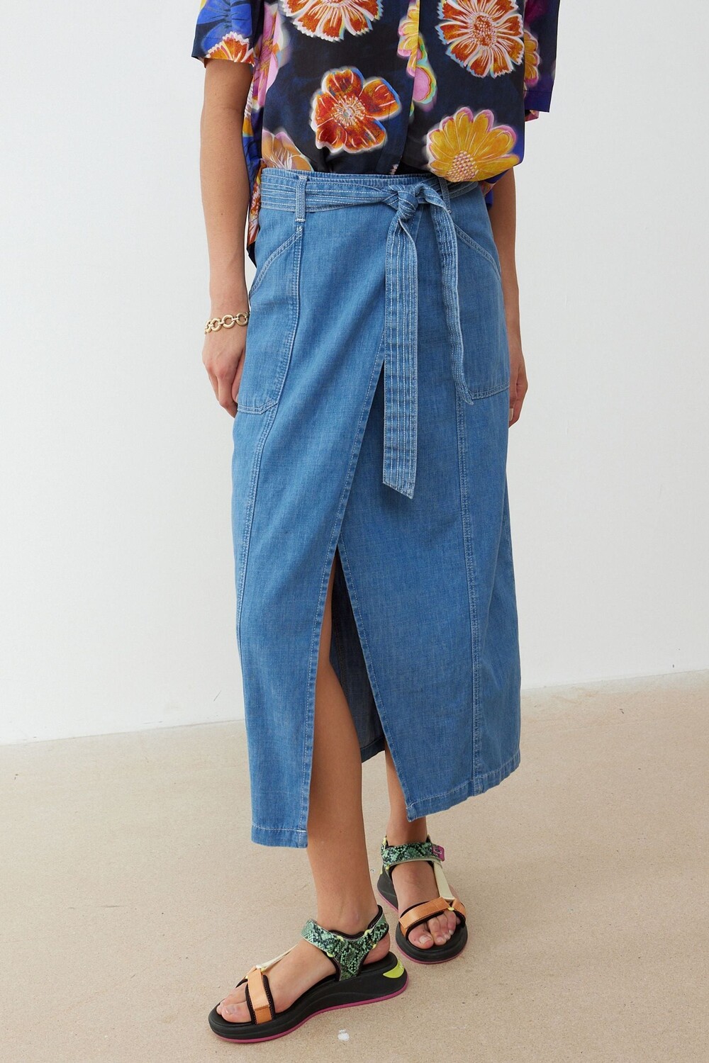 Юбка миди из денима шамбре с завязкой на талии Oliver Bonas, синий
Юбка миди из денима шамбре с завязкой на талии Oliver Bonas, синий