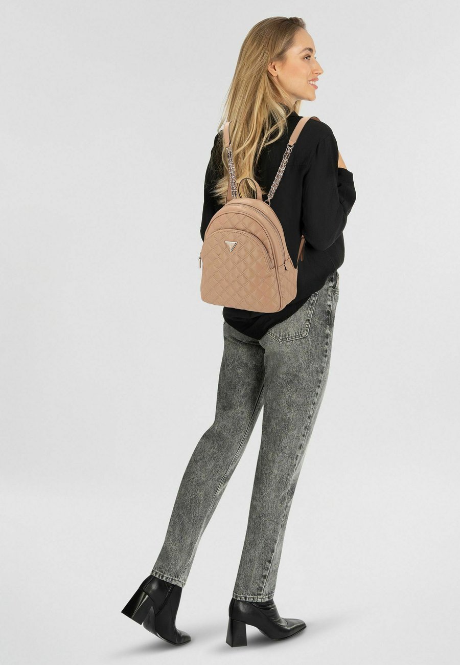 Рюкзак Guess GIULLY CITY 29 CM, Beige
Рюкзак Guess GIULLY CITY 29 CM, Beige