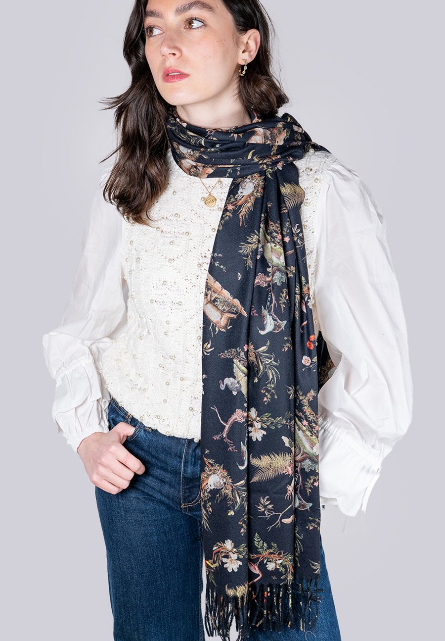 Шарф FABLE ENGLAND WONDERLAND TOILE FRINGE , Black
Шарф FABLE ENGLAND WONDERLAND TOILE FRINGE , Black