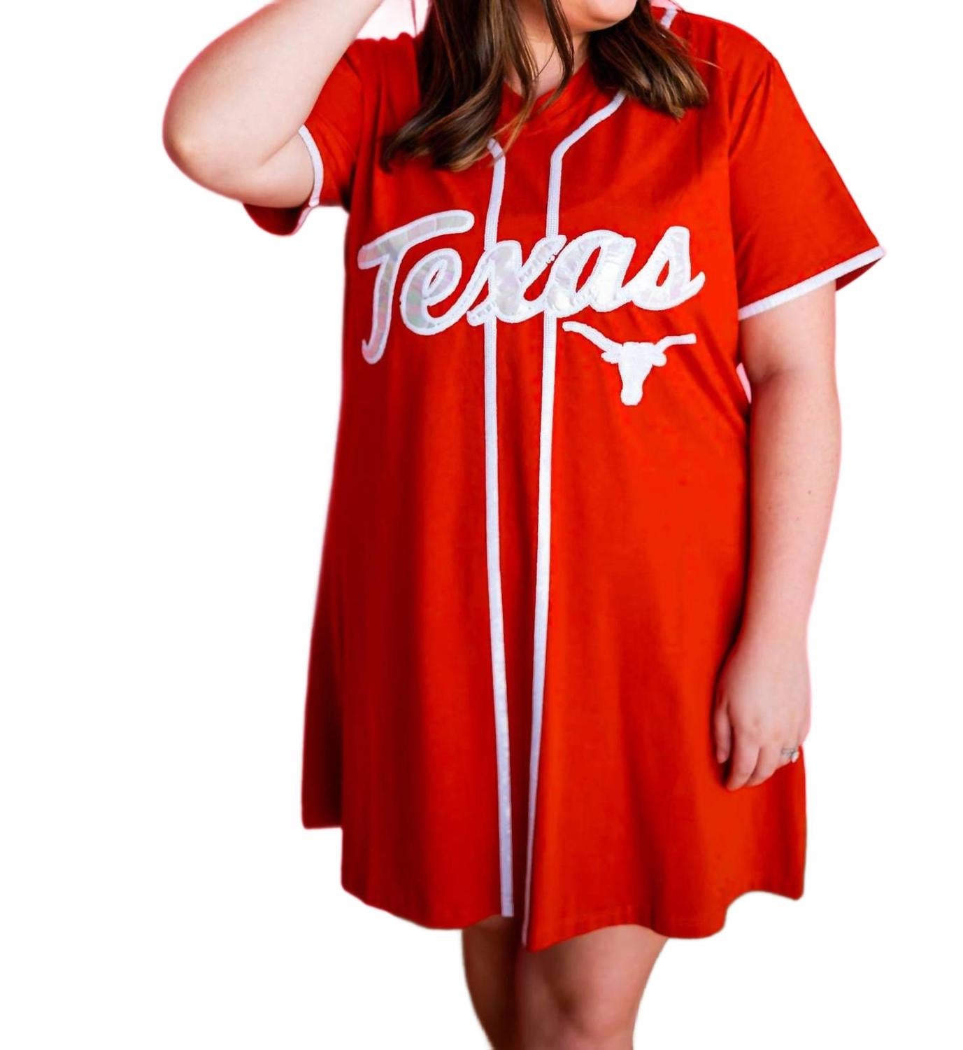 Лицензированный выгоревший техасский бейсбольный джерси-платье в красном цвете QUEEN OF SPARKLES
Лицензированный выгоревший техасский бейсбольный джерси-платье в красном цвете QUEEN OF SPARKLES