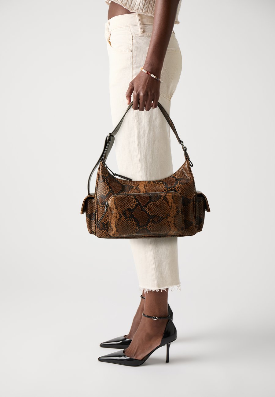 Сумка Samsøe Samsøe AMELIE SHOULDER BAG, Dark Brown
Сумка Samsøe Samsøe AMELIE SHOULDER BAG, Dark Brown