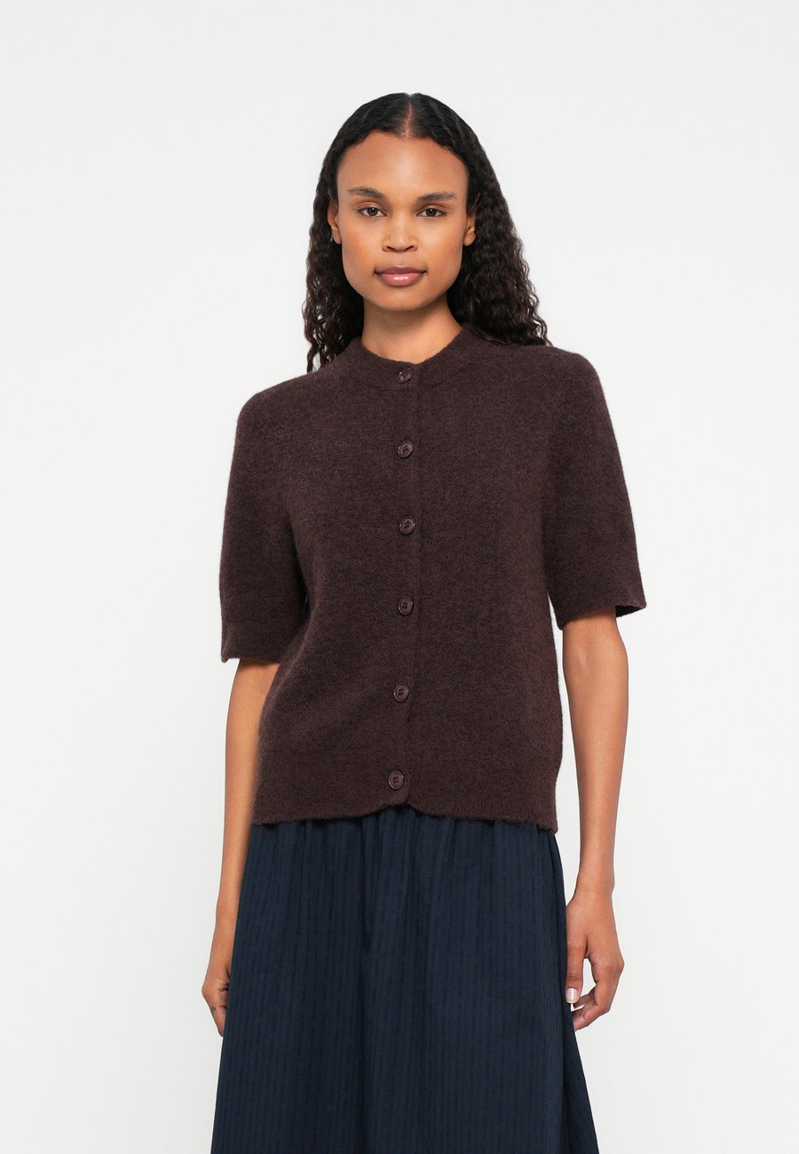 Кардиган Samsøe Samsøe NOURA CARDIGAN, Fudge/Dark Brown
Кардиган Samsøe Samsøe NOURA CARDIGAN, Fudge/Dark Brown
