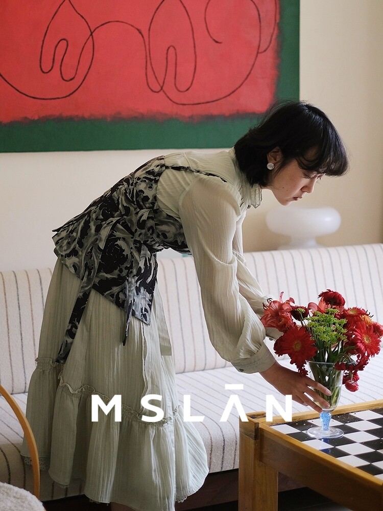 Платье Mslan с воротником-стойкой и оборками, песочный
Платье Mslan с воротником-стойкой и оборками, песочный