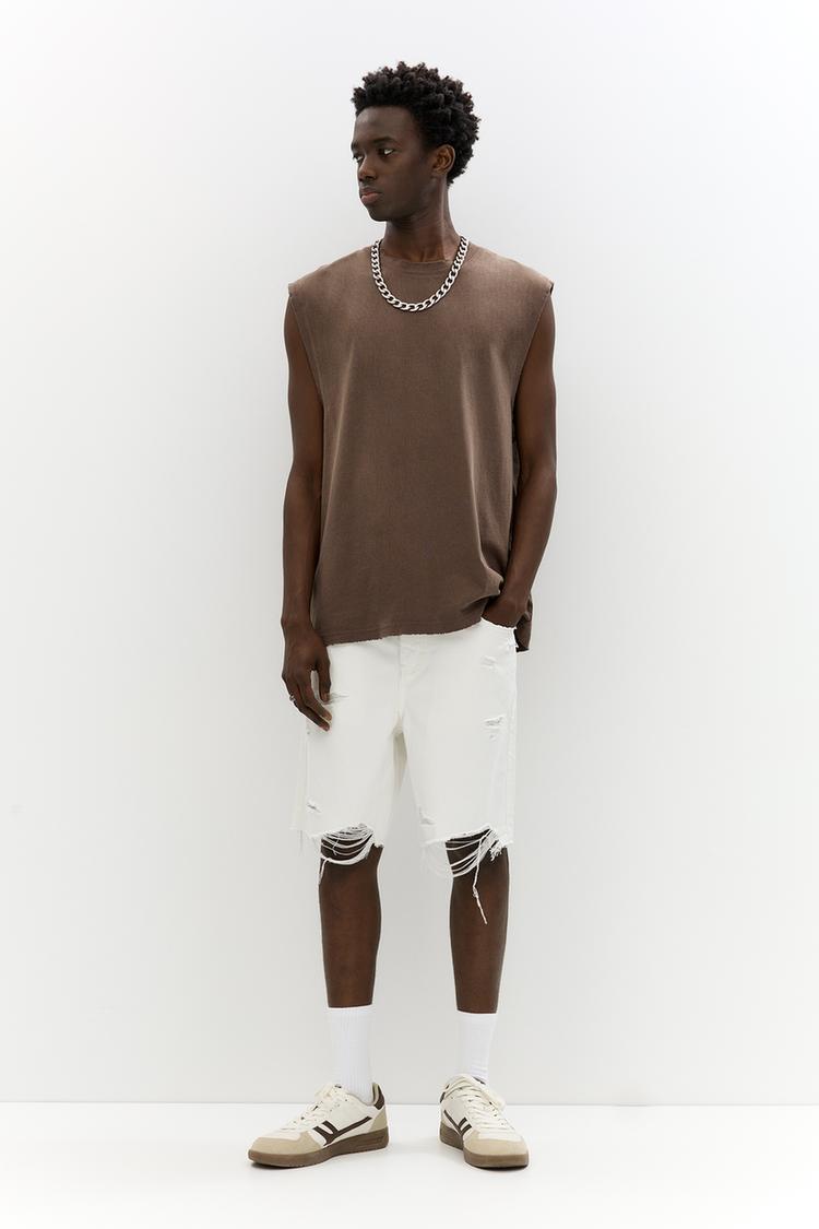 Шорты-Бермуды из рваного денима Pull And Bear, белый
Шорты-Бермуды из рваного денима Pull And Bear, белый