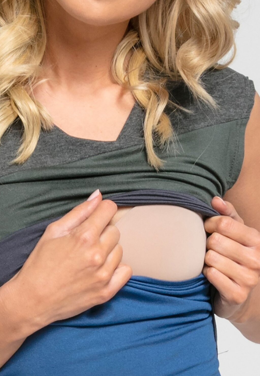 Блуза UMSTANDSBLUSE MIT SCHULTERTRÄGERN MIT FÜTTERUNGSMÖGLICHKEIT Chelsea Clark, хаки
Блуза UMSTANDSBLUSE MIT SCHULTERTRÄGERN MIT FÜTTERUNGSMÖGLICHKEIT Chelsea Clark, хаки