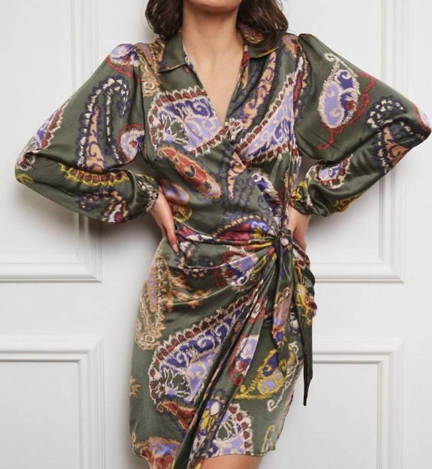 Платье Divanna темно-зеленого цвета с разноцветным принтом ESQUALO
Платье Divanna темно-зеленого цвета с разноцветным принтом ESQUALO