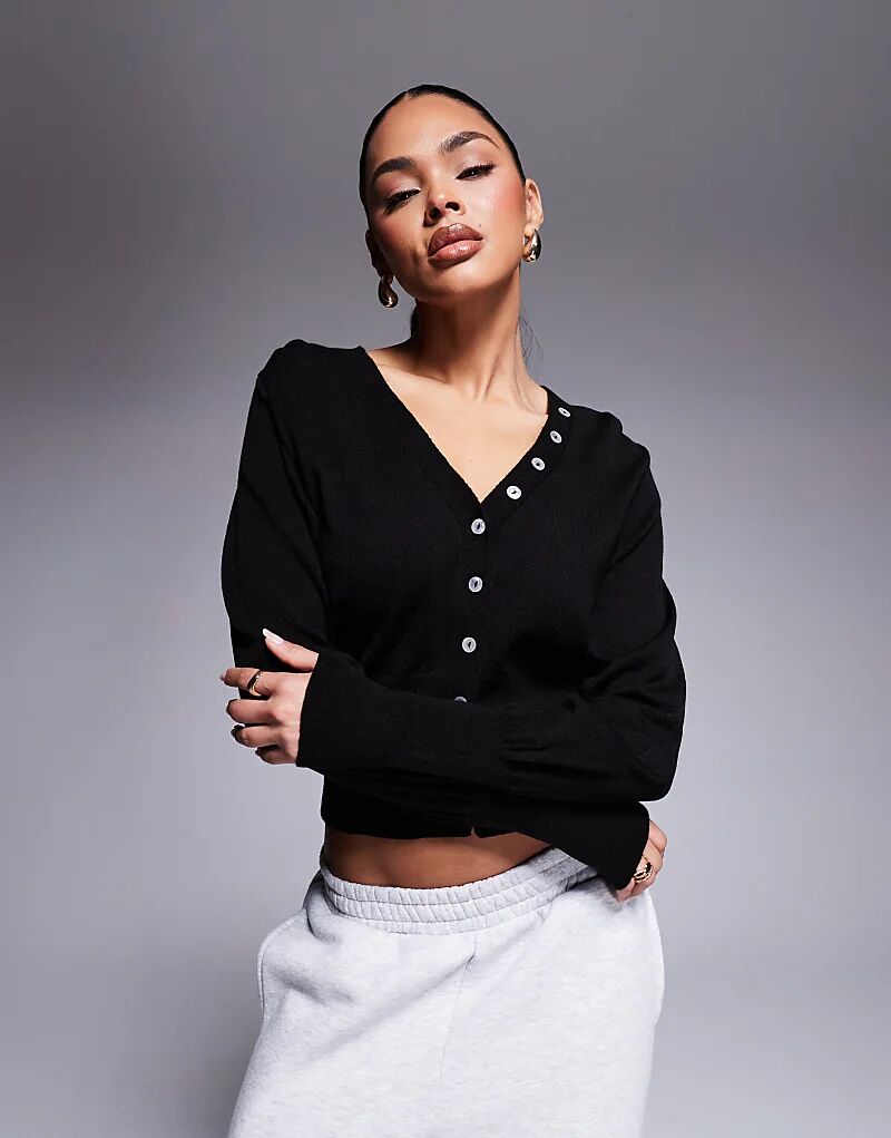 Вязаный кардиган ASOS DESIGN с приталенной талией и имитацией пуговиц-ракушек черного цвета
Вязаный кардиган ASOS DESIGN с приталенной талией и имитацией пуговиц-ракушек черного цвета