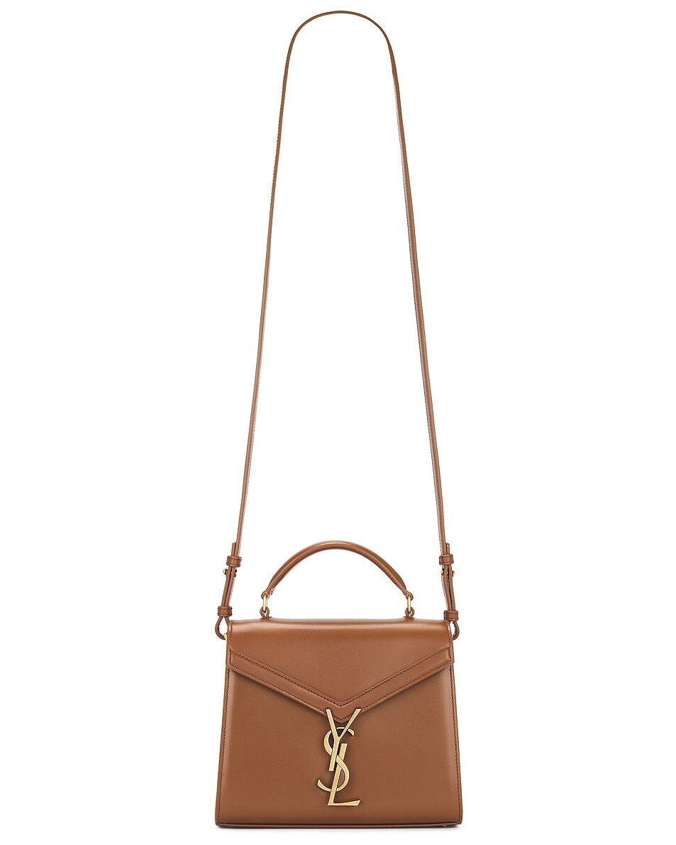 Мини-сумка Cassandra с верхней ручкой Saint Laurent, цвет Fox, Бежевый, Мини-сумка Cassandra с верхней ручкой Saint Laurent, цвет Fox
Мини-сумка Cassandra с верхней ручкой Saint Laurent, цвет Fox, Бежевый, Мини-сумка Cassandra с верхней ручкой Saint Laurent, цвет Fox