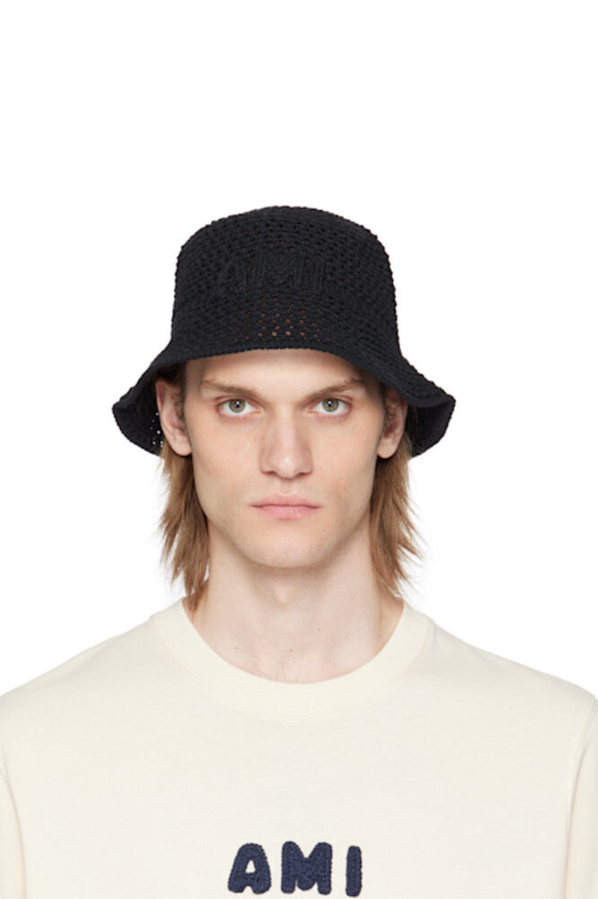 Черная вязаная панама с нашивкой «AMI» AMI Paris
Черная вязаная панама с нашивкой «AMI» AMI Paris