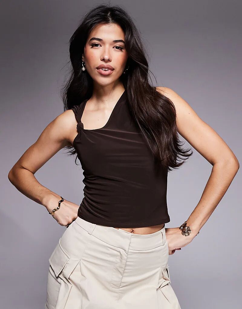 Коричневая майка ASOS DESIGN с облегающим узлом на плече
Коричневая майка ASOS DESIGN с облегающим узлом на плече