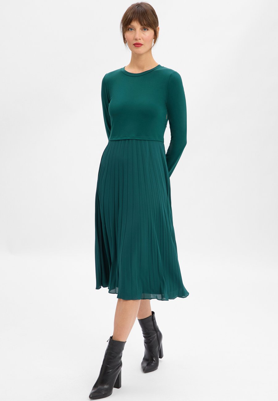 Платье AMBIANCE PLISSE, Tanne/Evergreen
Платье AMBIANCE PLISSE, Tanne/Evergreen