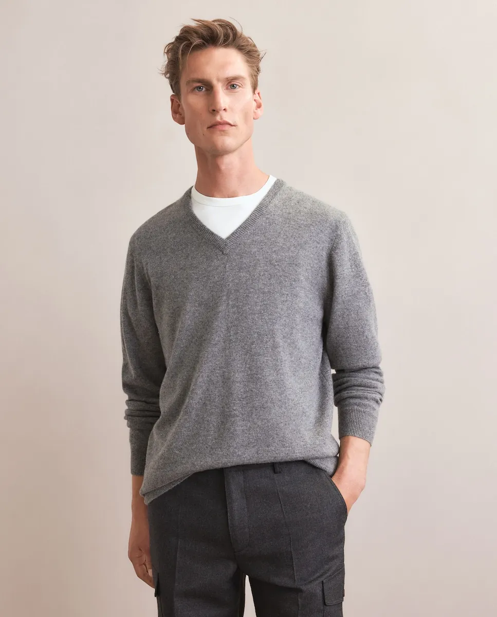 Мужской джемпер с V-образным вырезом, однотонный, из кашемира Emidio Tucci, серый
Мужской джемпер с V-образным вырезом, однотонный, из кашемира Emidio Tucci, серый