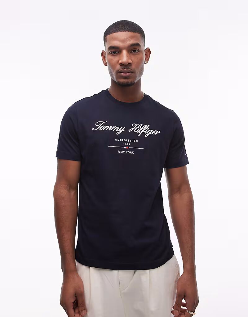 Футболка с логотипом Tommy Hilfiger темно-синего цвета
Футболка с логотипом Tommy Hilfiger темно-синего цвета