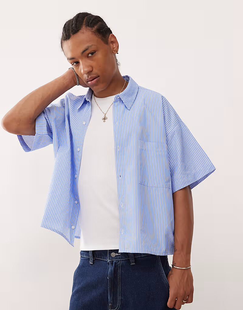 Рубашка свободного кроя Reclaimed Vintage с короткими рукавами в синюю полоску
Рубашка свободного кроя Reclaimed Vintage с короткими рукавами в синюю полоску