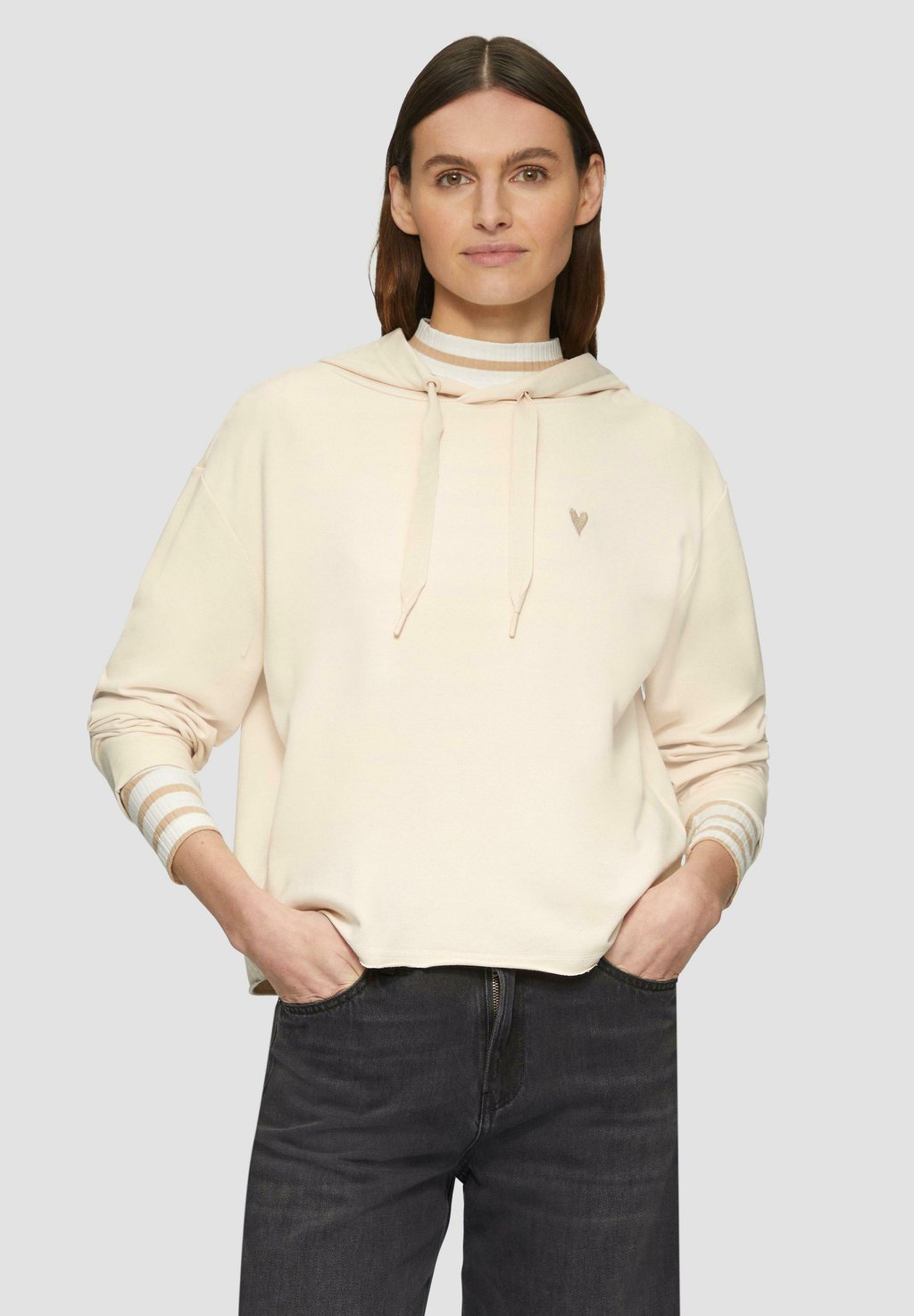 Толстовка MIT DURCHZUGSKORDEL UND VERSPIELTER STICKEREI con cappuccio s.Oliver, бежевый
Толстовка MIT DURCHZUGSKORDEL UND VERSPIELTER STICKEREI con cappuccio s.Oliver, бежевый