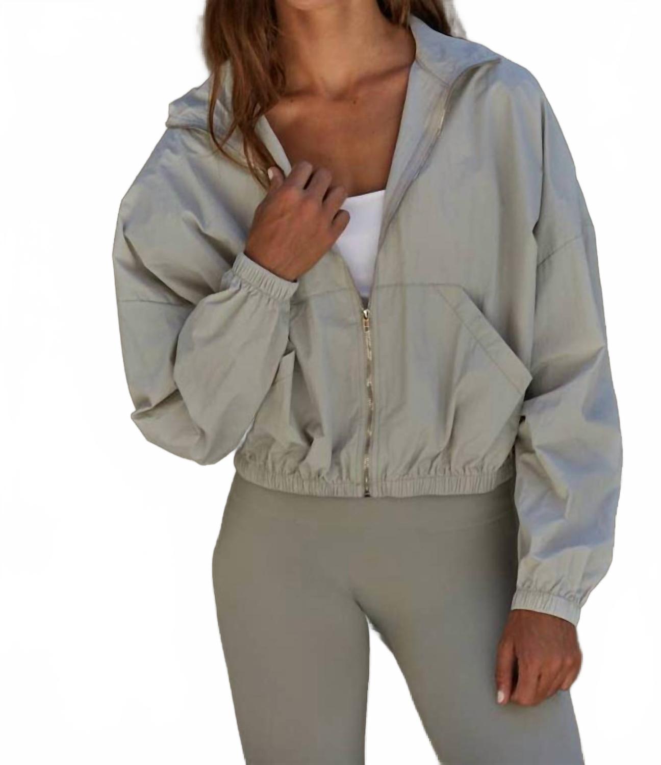 Женская куртка Topanga на молнии из нейлона в темно-шалфейном цвете By Together, Dark Sage
Женская куртка Topanga на молнии из нейлона в темно-шалфейном цвете By Together, Dark Sage