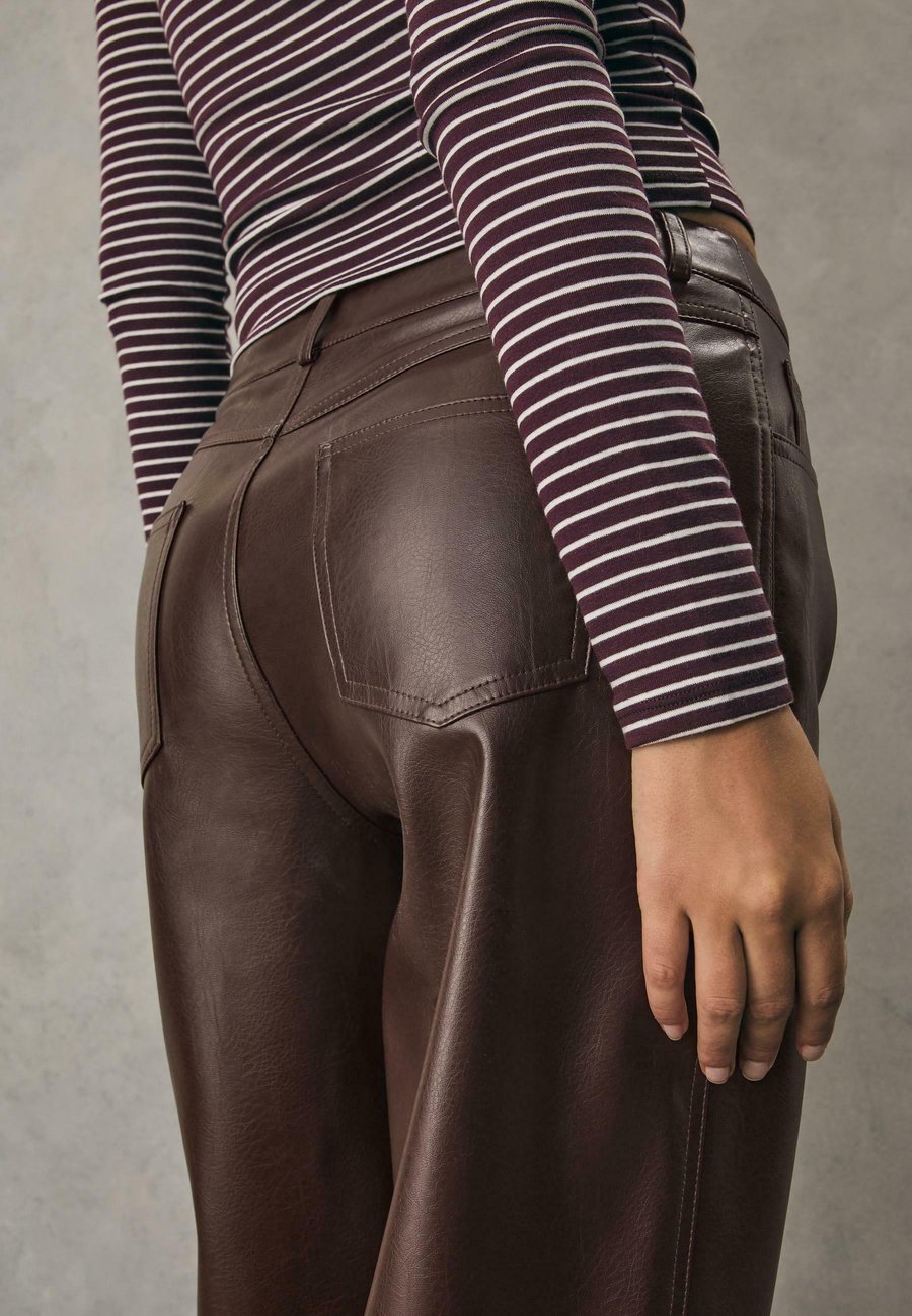 Брюки Stradivarius TEXTURED EFFECT , Mottled Brown
Брюки Stradivarius TEXTURED EFFECT , Mottled Brown