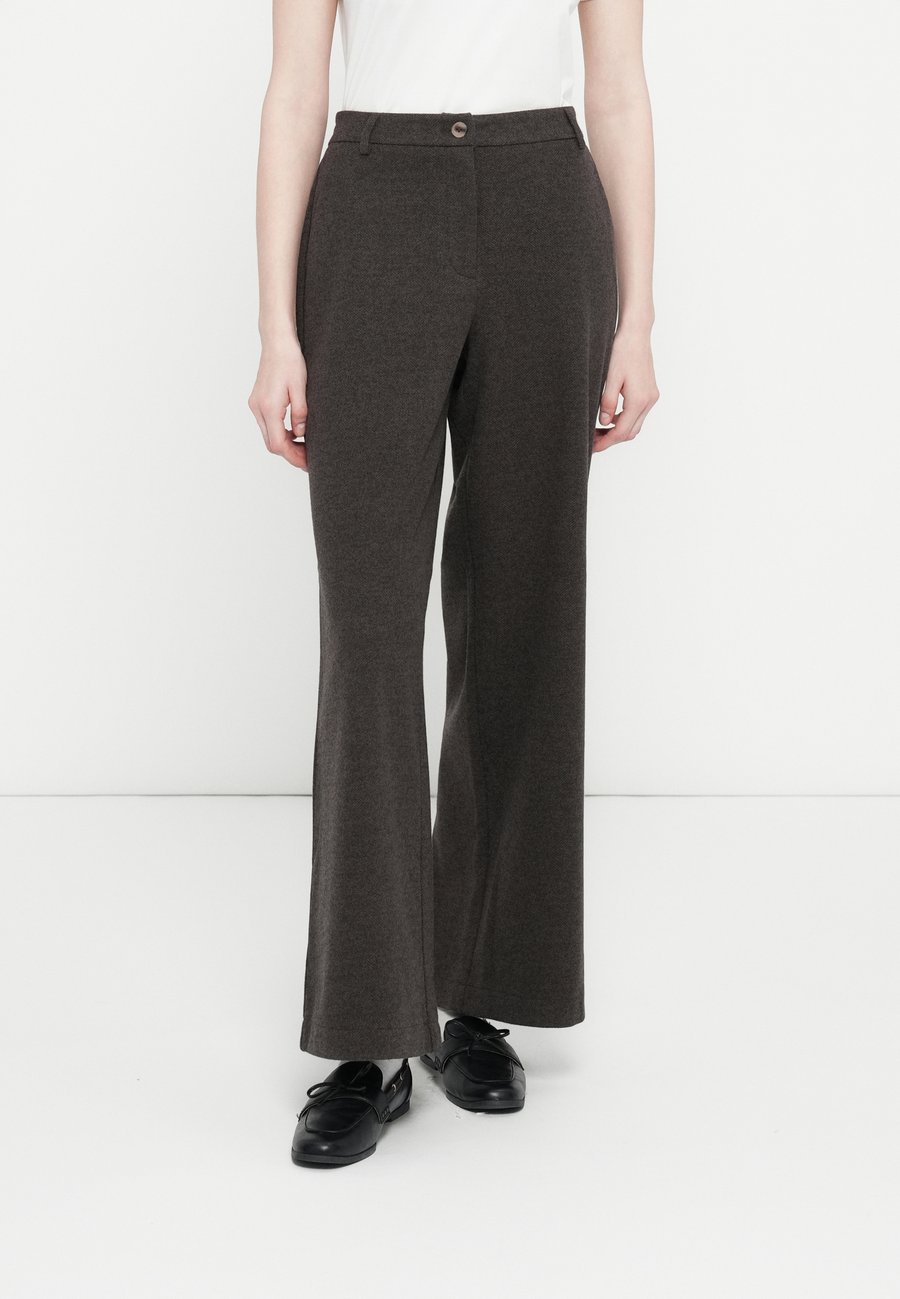 Брюки Pieces PCMAMILLA WIDE, Hot Fudge/Dark Brown
Брюки Pieces PCMAMILLA WIDE, Hot Fudge/Dark Brown