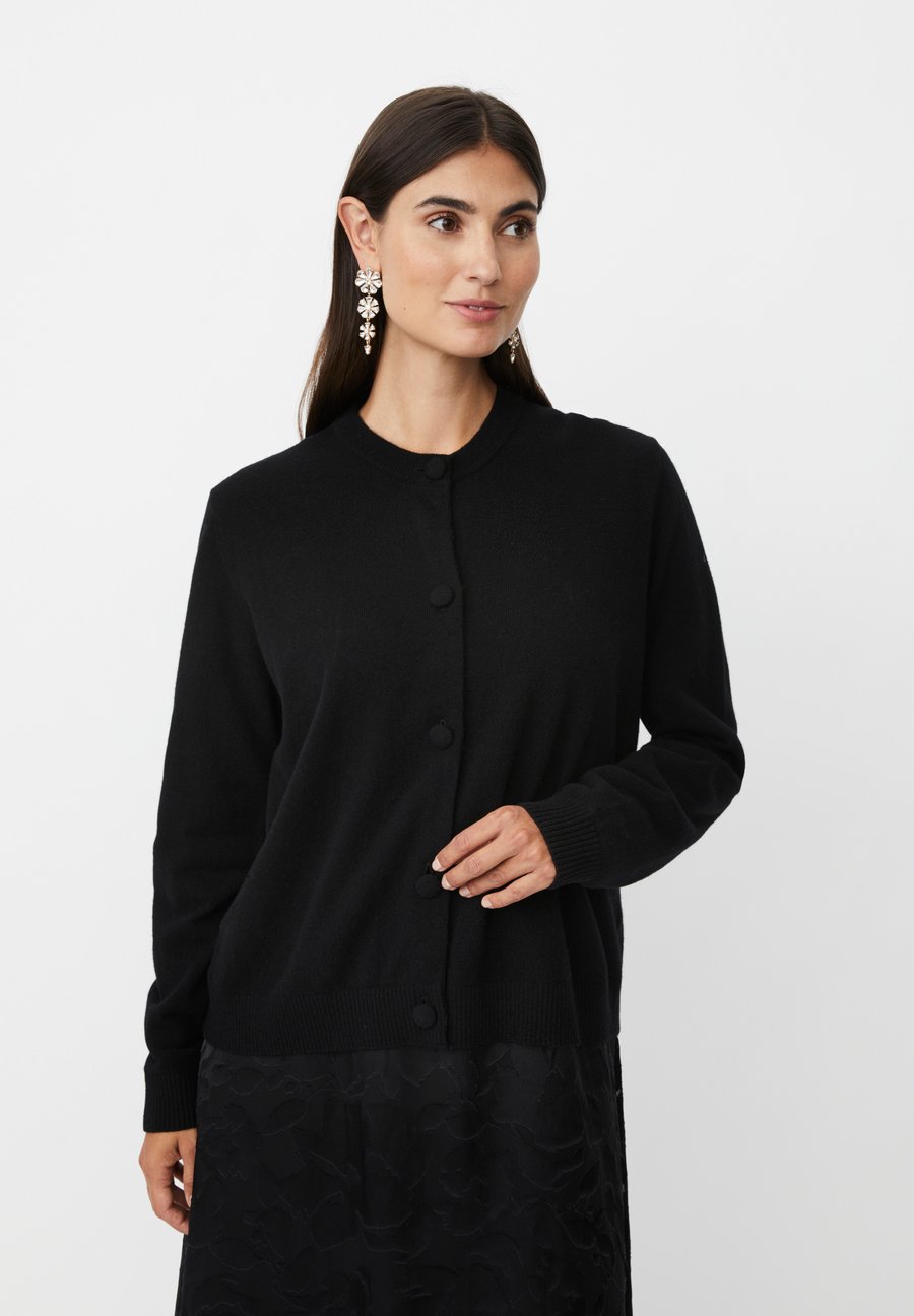 Кардиган Masai MaLeanna, Schwarz/Black
Кардиган Masai MaLeanna, Schwarz/Black