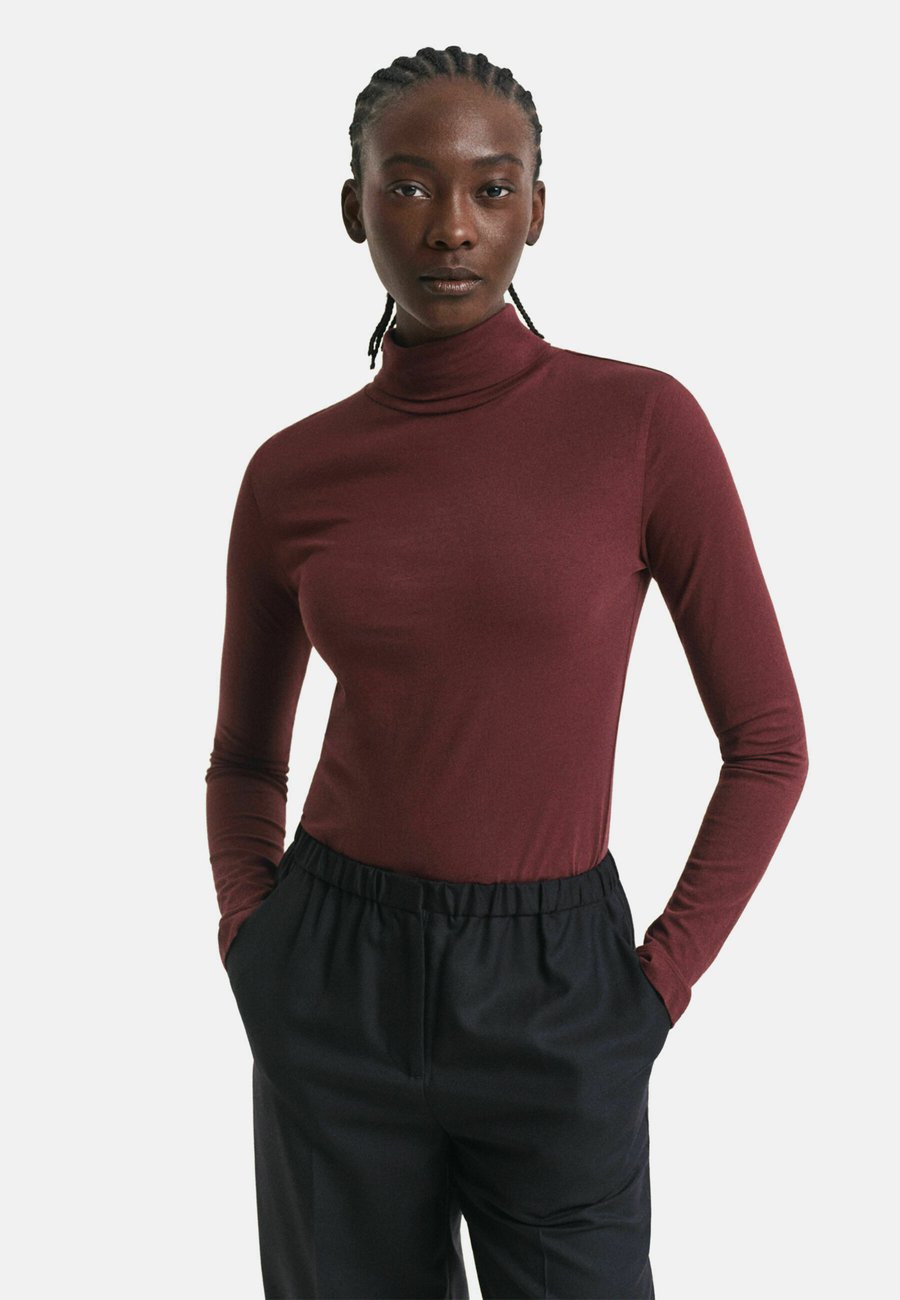 Топ GANT LIGHTWEIGHT TURTLENECK , Plum Wine/Bordeaux
Топ GANT LIGHTWEIGHT TURTLENECK , Plum Wine/Bordeaux