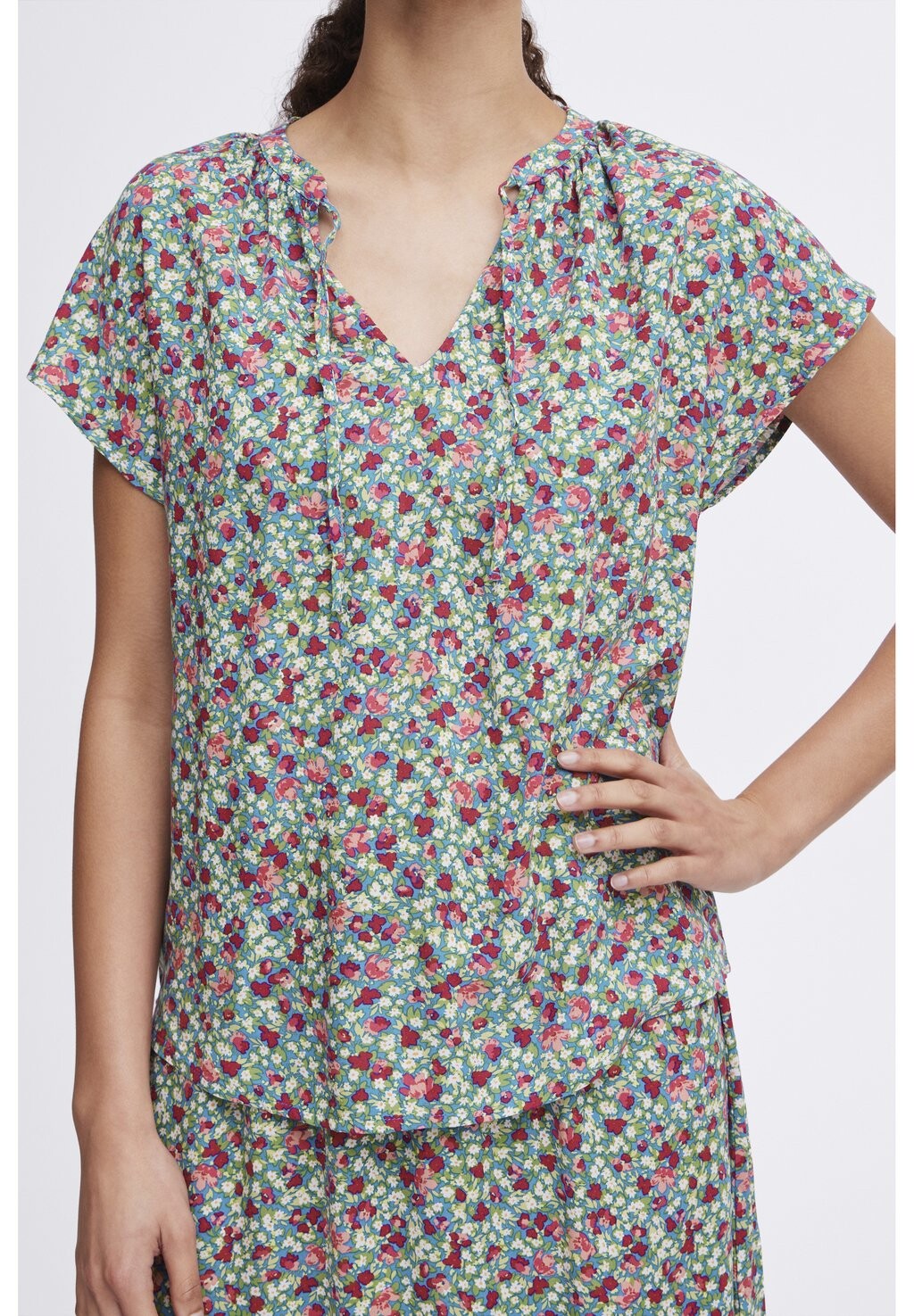 Блузка Joella Vneck b.young, дворцово-синий микс в стиле «дитси»
Блузка Joella Vneck b.young, дворцово-синий микс в стиле «дитси»