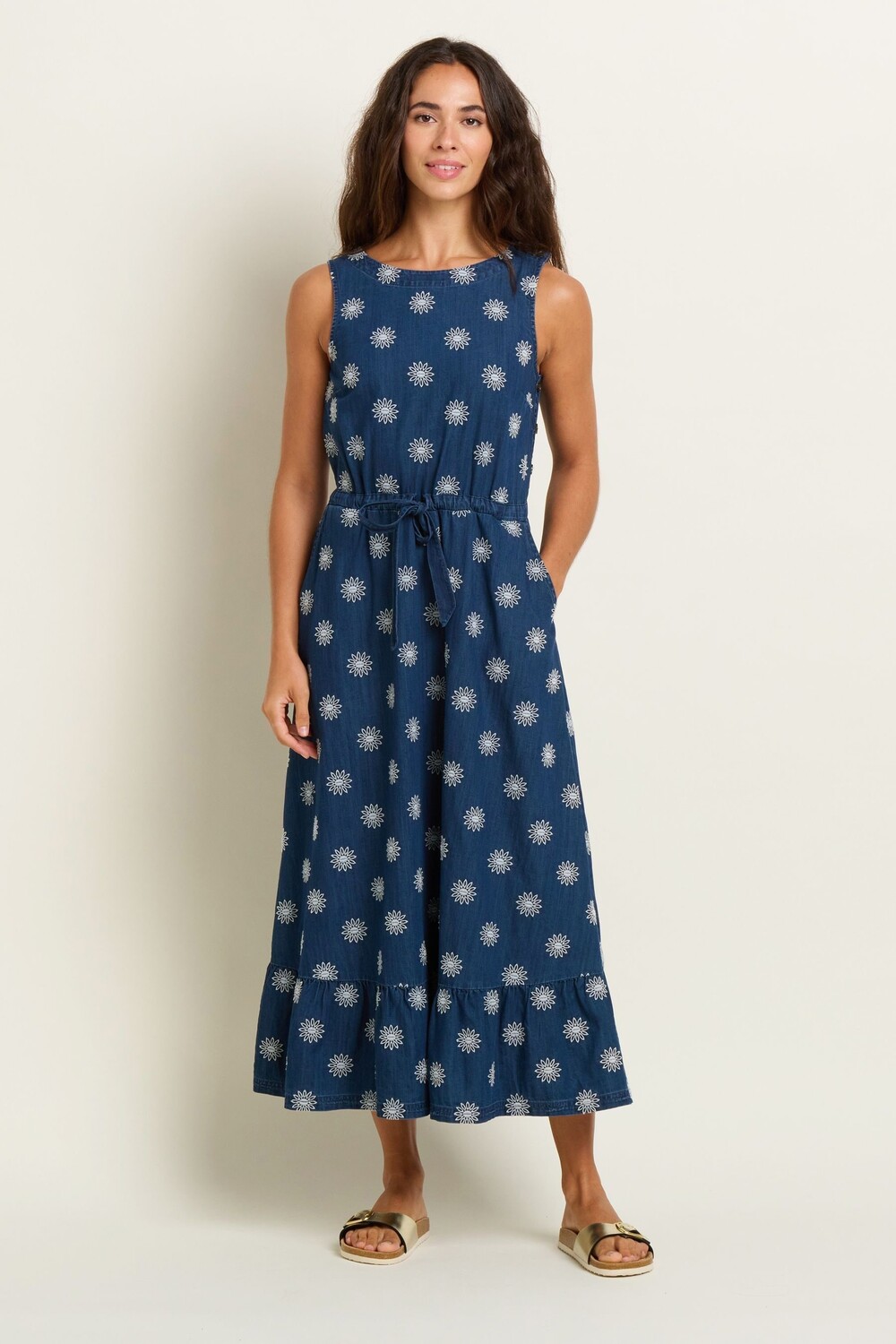 Джинсовое платье-макси с ромашками и вышивкой Brakeburn, синий
Джинсовое платье-макси с ромашками и вышивкой Brakeburn, синий