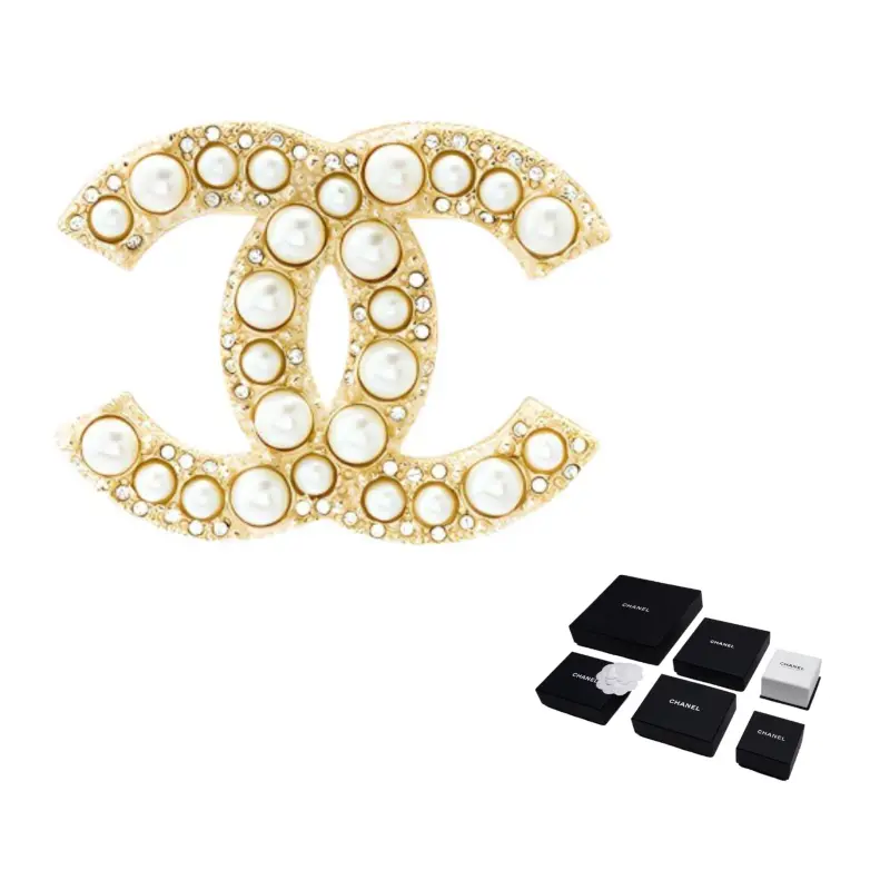 Брошь 2003 cc с жемчужными украшениями CHANEL
Брошь 2003 cc с жемчужными украшениями CHANEL
