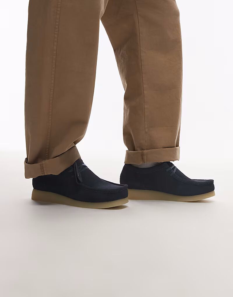 Кроссовки Clarks Wallabee EVO из темно-синей замши
Кроссовки Clarks Wallabee EVO из темно-синей замши