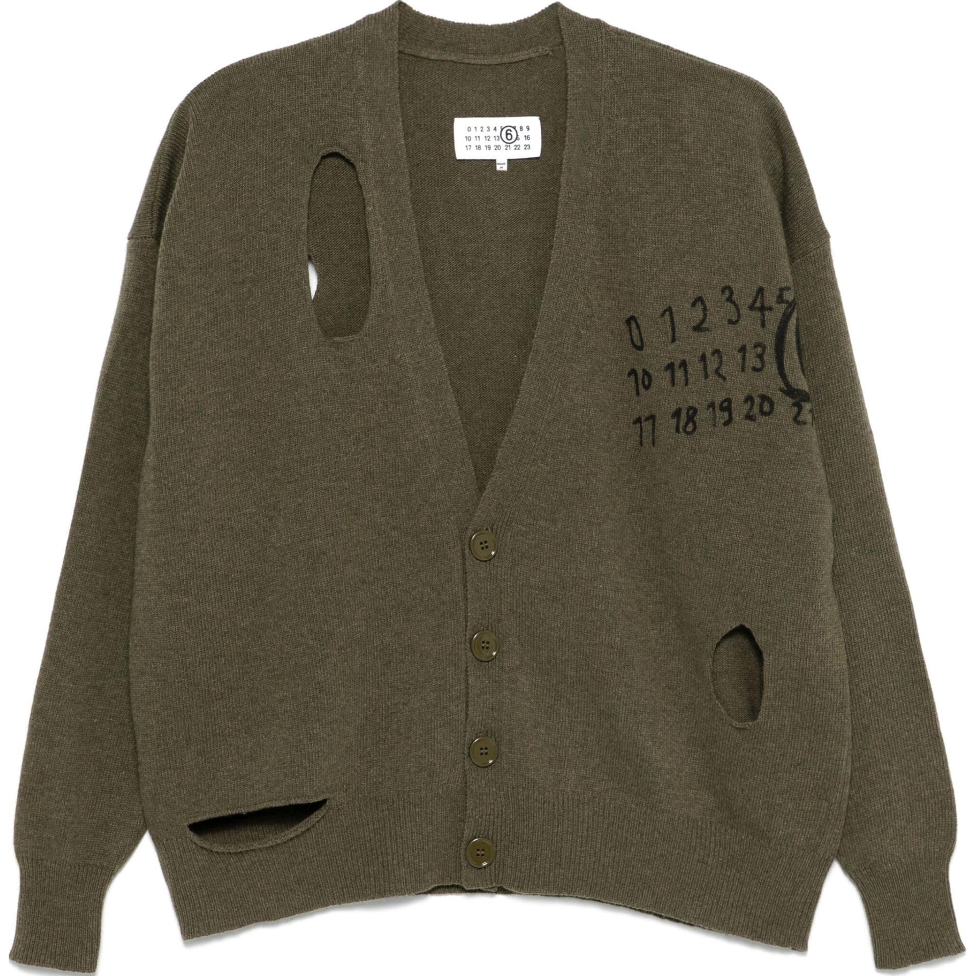 Футболка с V-образным вырезом и принтом Signature Numbers MM6 Maison Margiela, оливково-зеленая
Футболка с V-образным вырезом и принтом Signature Numbers MM6 Maison Margiela, оливково-зеленая