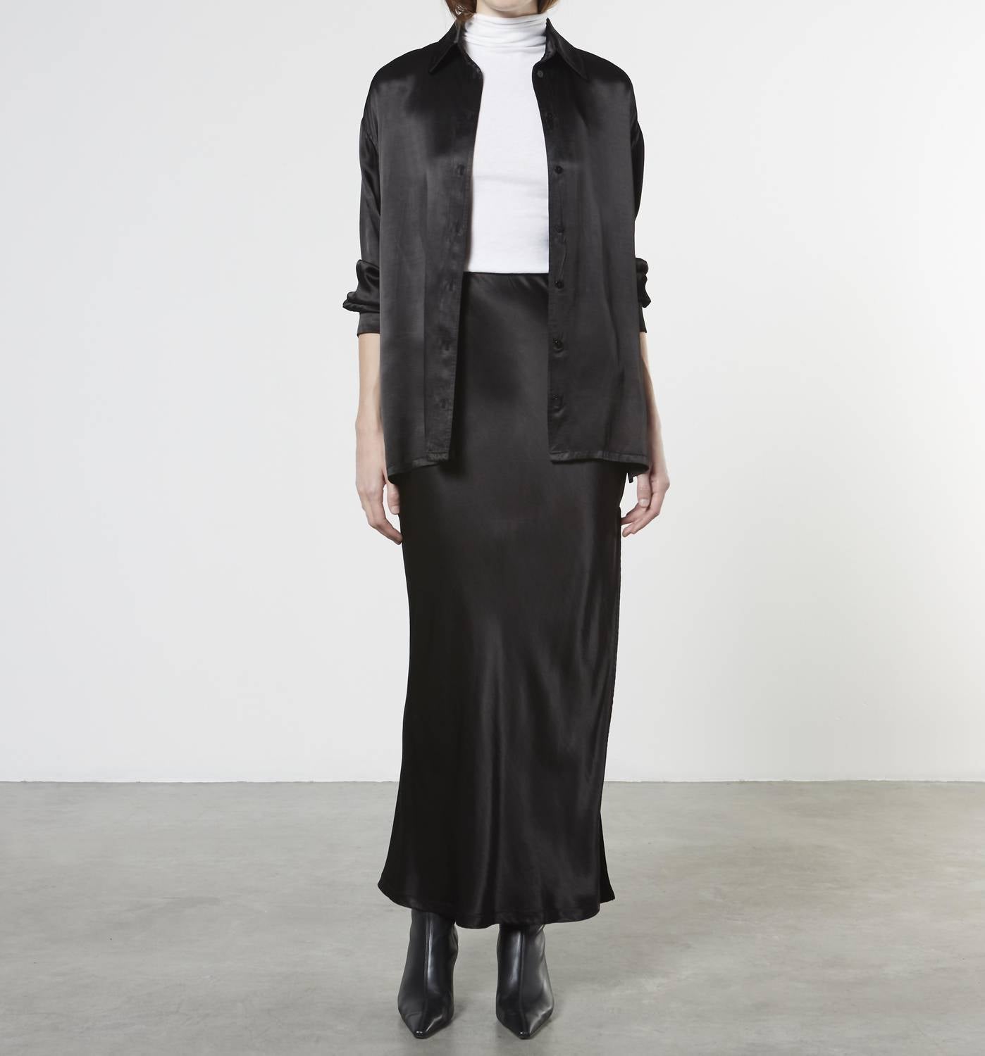 Черная атласная рубашка Enza Costa
Черная атласная рубашка Enza Costa