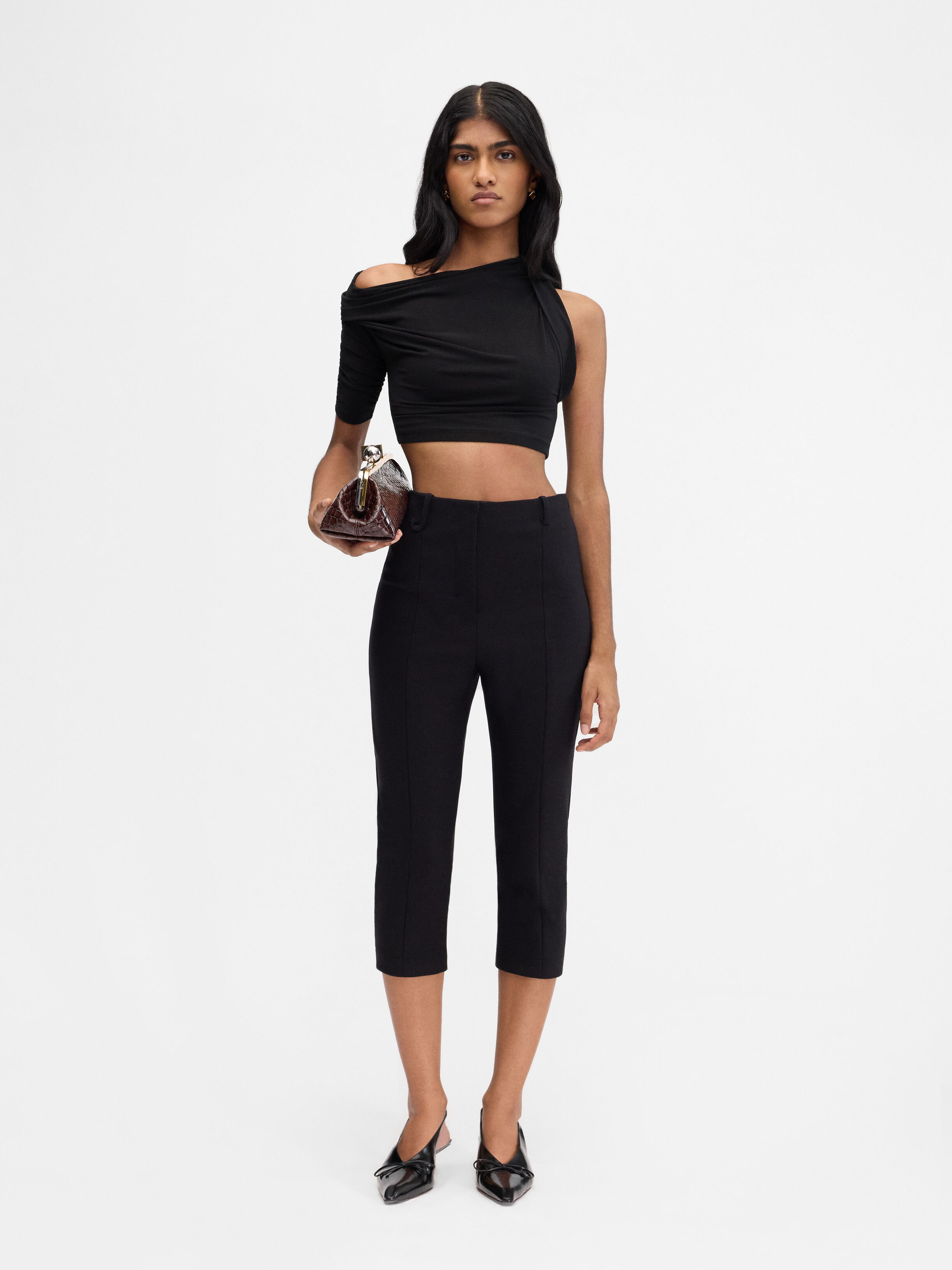 Укороченный топ с драпировкой JACQUEMUS The Drapeado top, черный
Укороченный топ с драпировкой JACQUEMUS The Drapeado top, черный