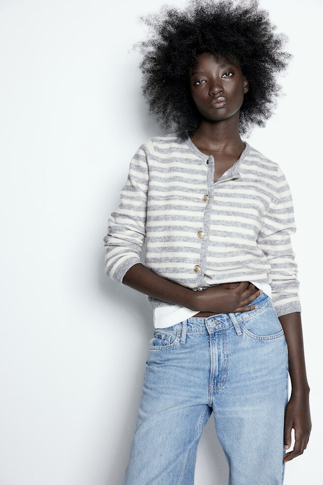 Кардиган, облегающий фигуру H&M, серый
Кардиган, облегающий фигуру H&M, серый