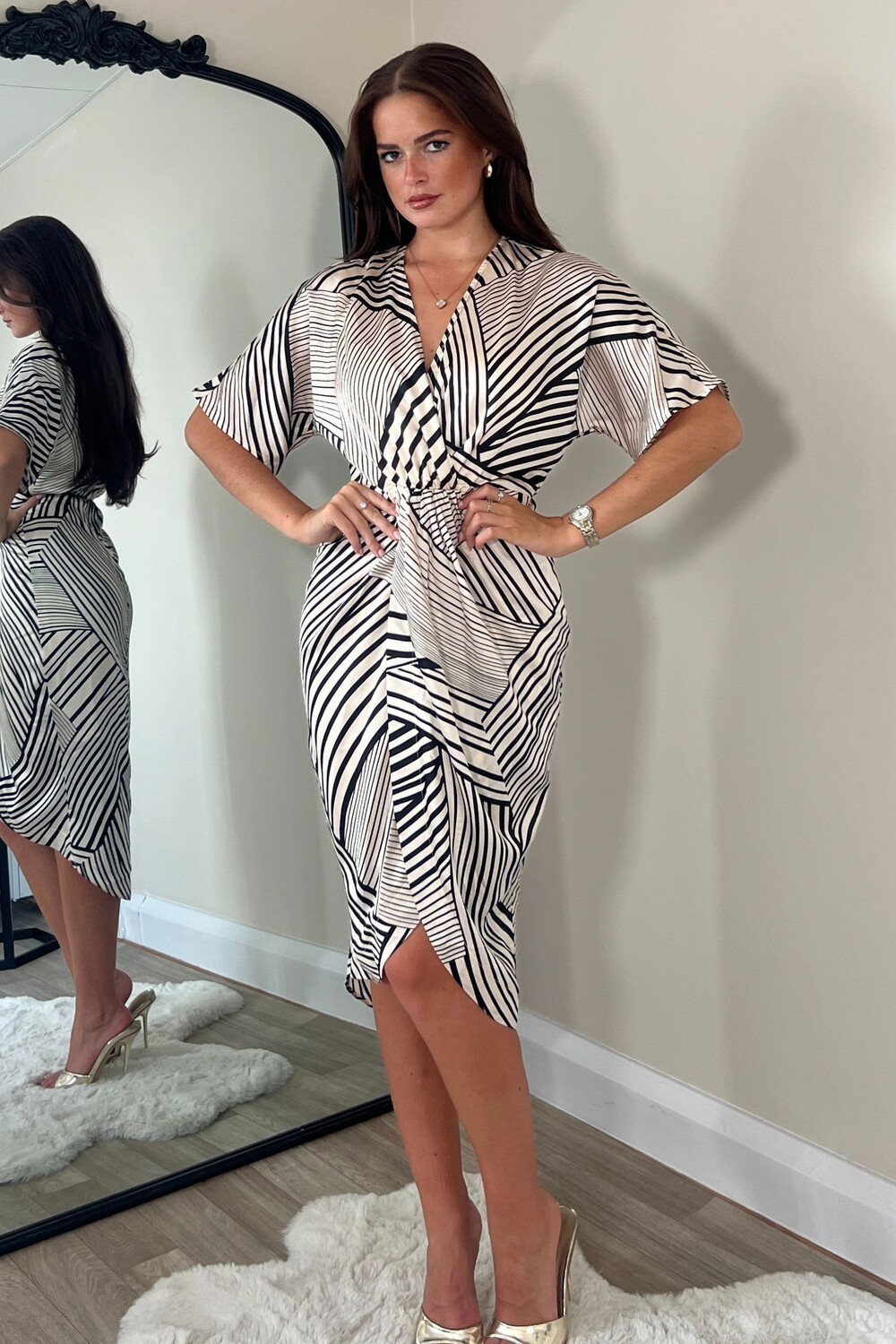 Платье миди Chelsea с запахом Girl In Mind, бежевый 
Платье миди Chelsea с запахом Girl In Mind, бежевый